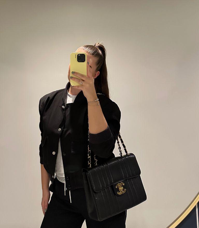 Chanel Negro Vertical Acolchado Piel Caviar Vintage Jumbo XL Bolso Clásico Solapa Única

Detalles del producto
Xupes Ref: HB5919
Marca: Chanel
Model No: Bolsa Jumbo XL Clásica con Solapa Simple
Tipo: Hombro
Número de serie: 2815281
Edad: