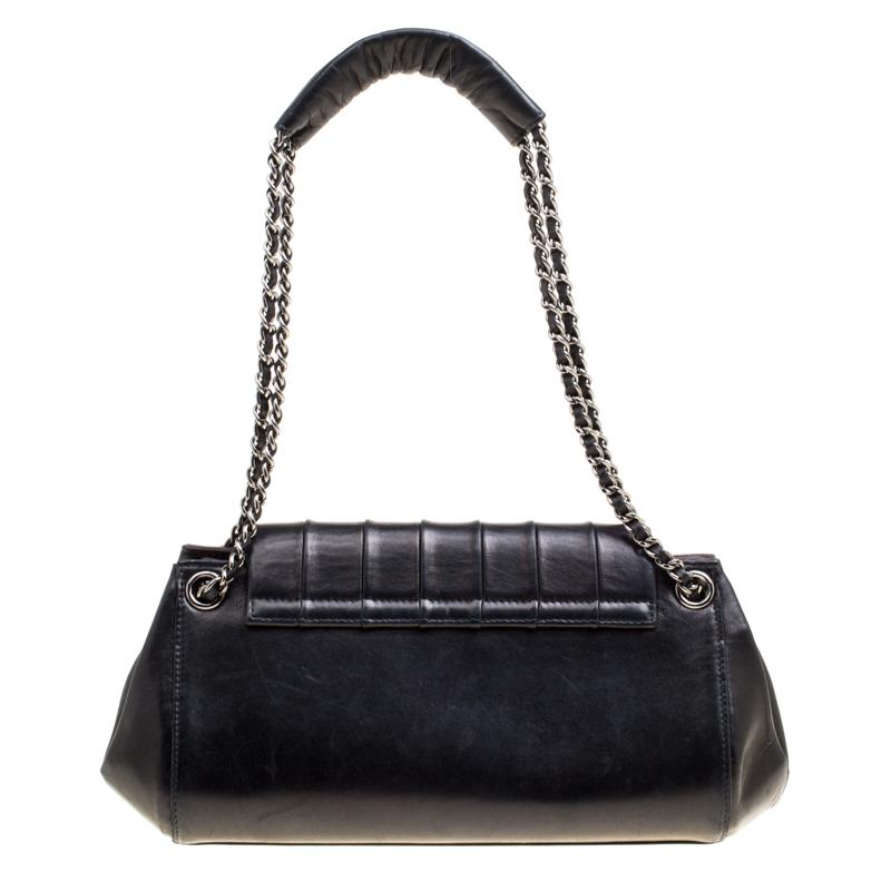 An impeccable pick of the season is this flap bag with remarkable features. It is from Chanel, and it comes in leather with a vertical quilted flap, spacious interior and a CC on the front lock. The bag is complete with two chain-leather