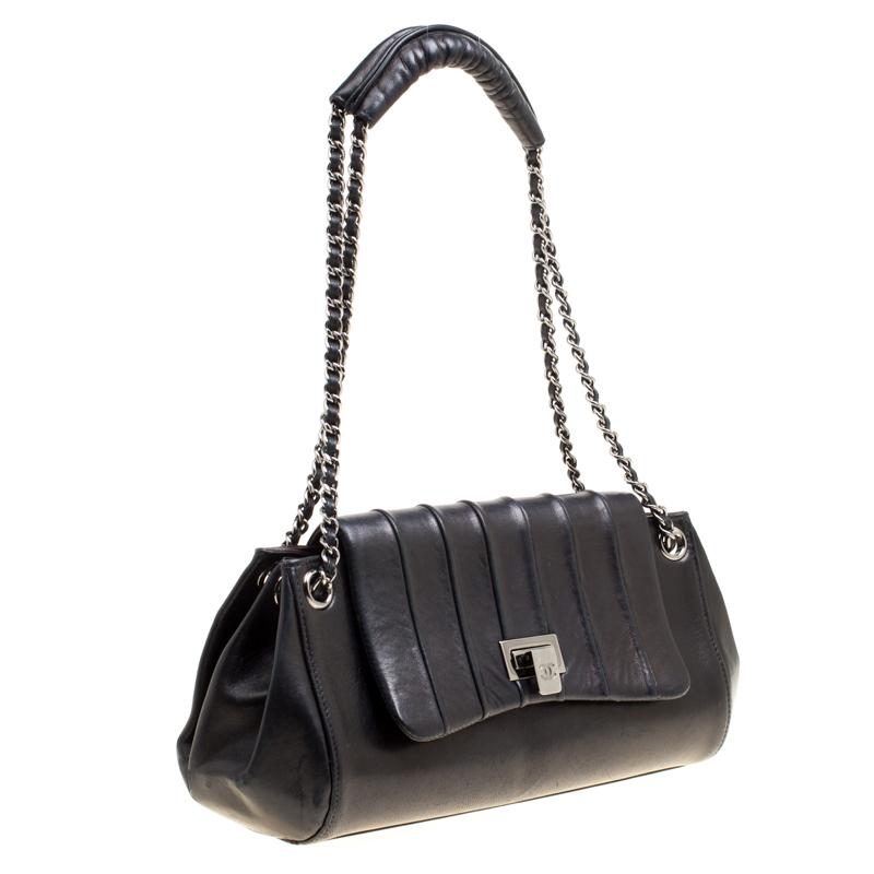 Chanel Black Vertical Quilted Leather Accordion Flap Bag In Good Condition In Dubai, Al Qouz 2