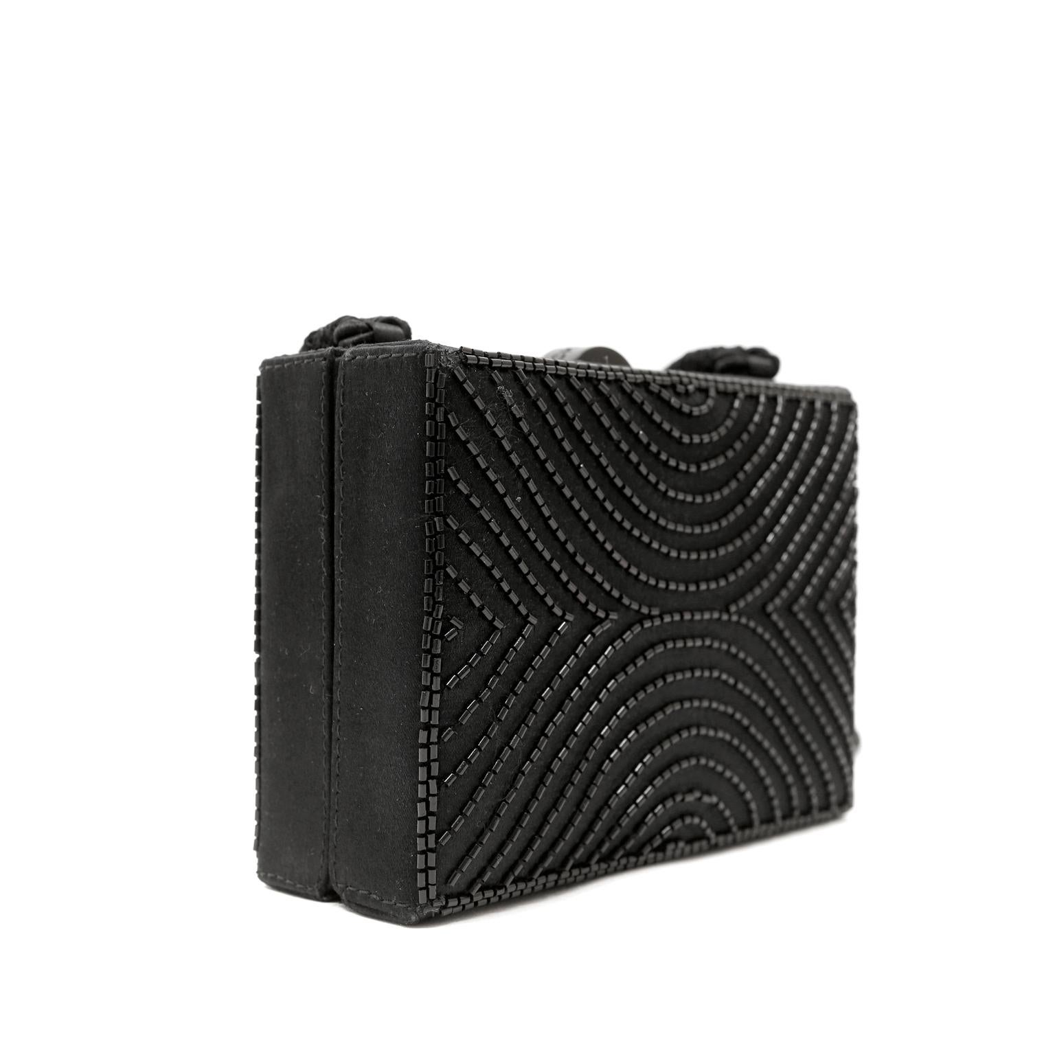 Este auténtico minibolso Chanel negro con cuentas está en excelentes condiciones vintage de finales de los 90.  Un bolso de noche raro e impresionante para cualquier colección.  
El mini bolso caja negro está bordado a mano con cuentas de corneta