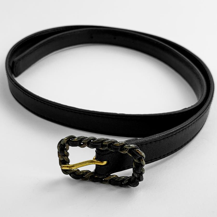 The belt is from Maison Chanel. It is in black leather with the buckle of rectangular shape in aged gold metal and interlaced with black leather.
The belt is a vintage model in good condition. The leather is impeccable but the buckle has lost a bit