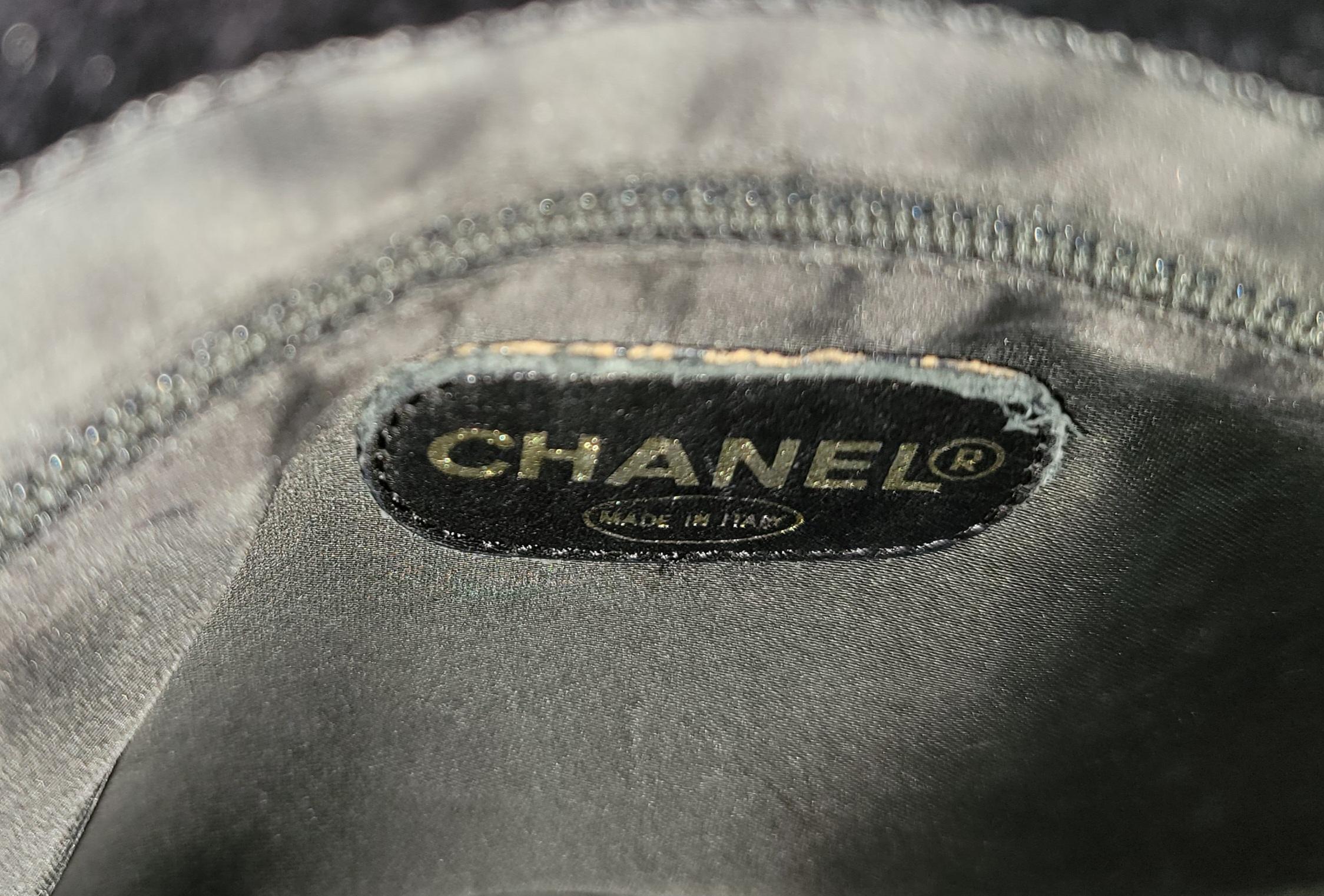 CHANEL Schwarz Vintage Kaviar Haut Leder Umhängetasche im Angebot 2