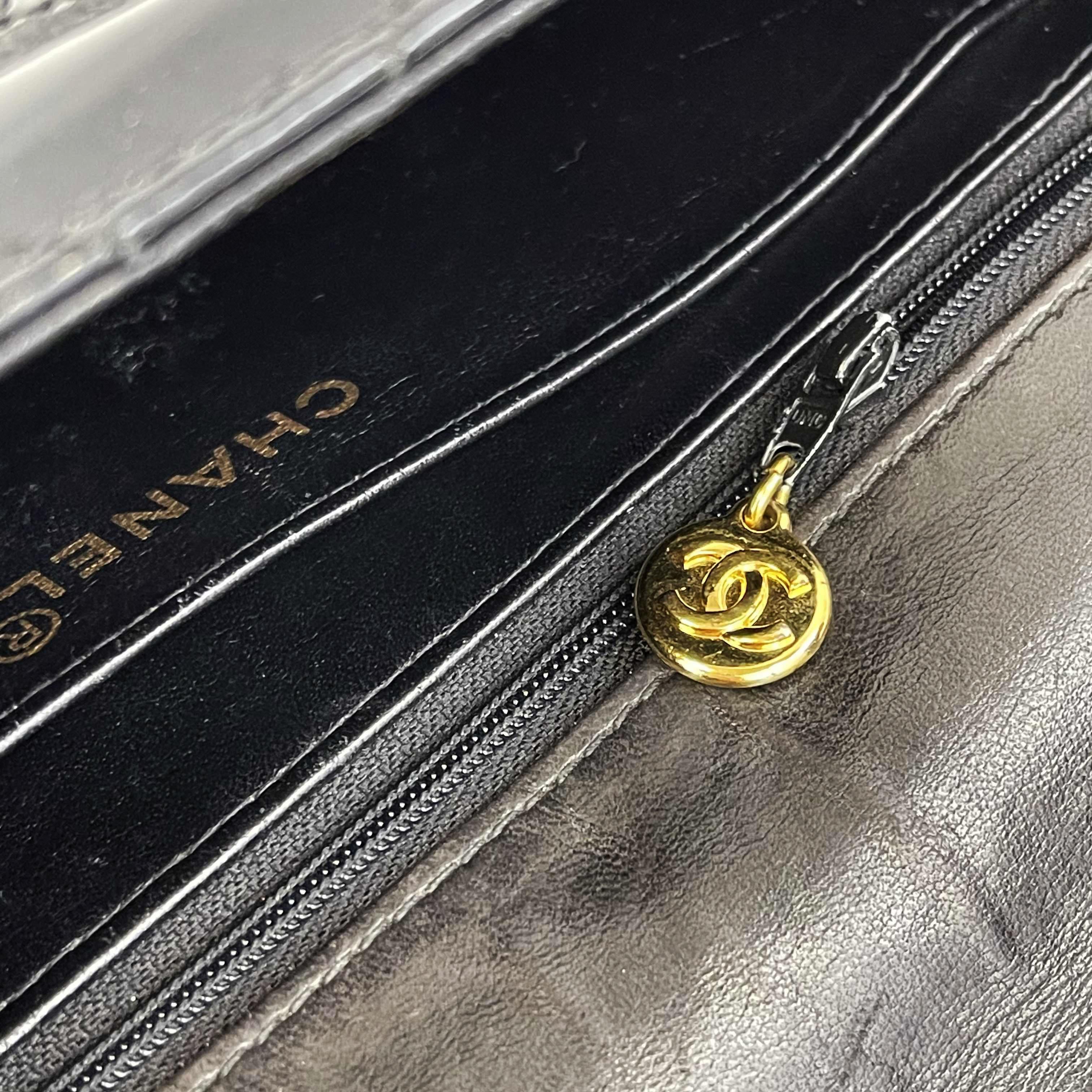 Chanel - Black Vintage CC Turnlock - Patent Quilted Flap - Gold Hardware Handbag 3