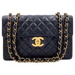 Veste en cuir et sac Chanel.  Fashion, Chanel handbags, Chanel maxi