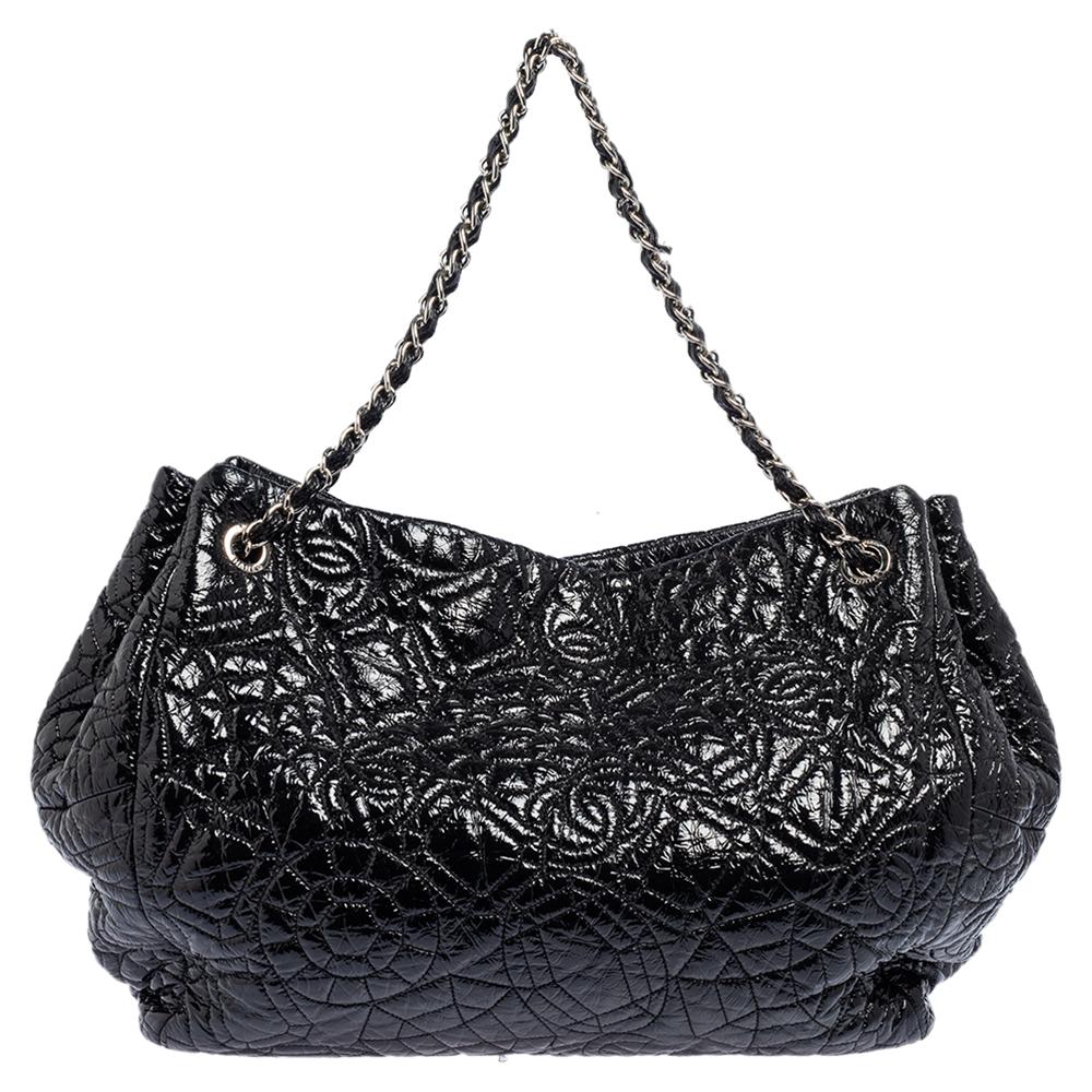 Every Chanel creation deserves to be etched with honour in the history of fashion as they carry irreplaceable style. This Rock In Moscow tote is no less grand than the other Chanel handbags. Exquisitely crafted from vinyl, it bears a rare design and