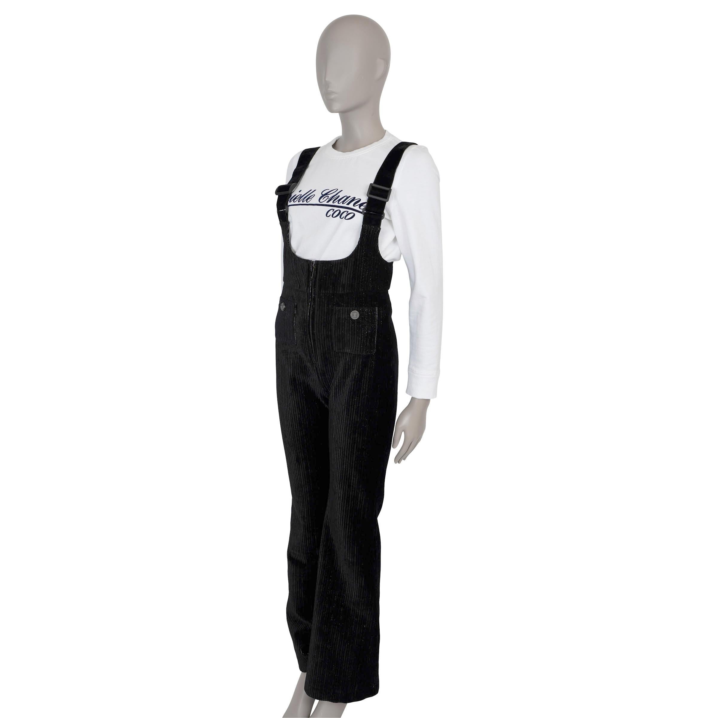 Cette combinaison Chanel 100% authentique en velours côtelé noir est la pièce d'après-ski idéale. Confectionné dans un mélange douillet de viscose (42 %), de coton (38 %), de polyamide (12 %), de polyester (6 %) et d'élasthanne (2 %), il allie