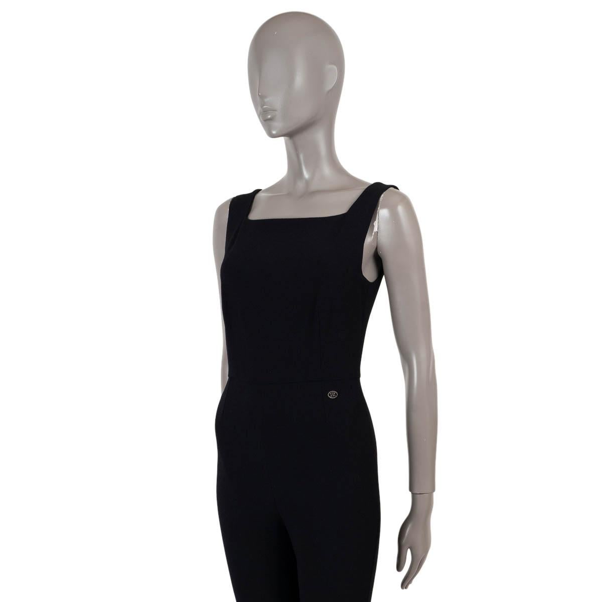 100% authentic Chanel stretchy crepe cropped jumpsuit in black viscose (95%) and elastane (5%). Opens with a zipper on the back and is lined in silk (91%) and elastane (9%). Has been worn and is in excellent condition. Comes with tag. 

2019