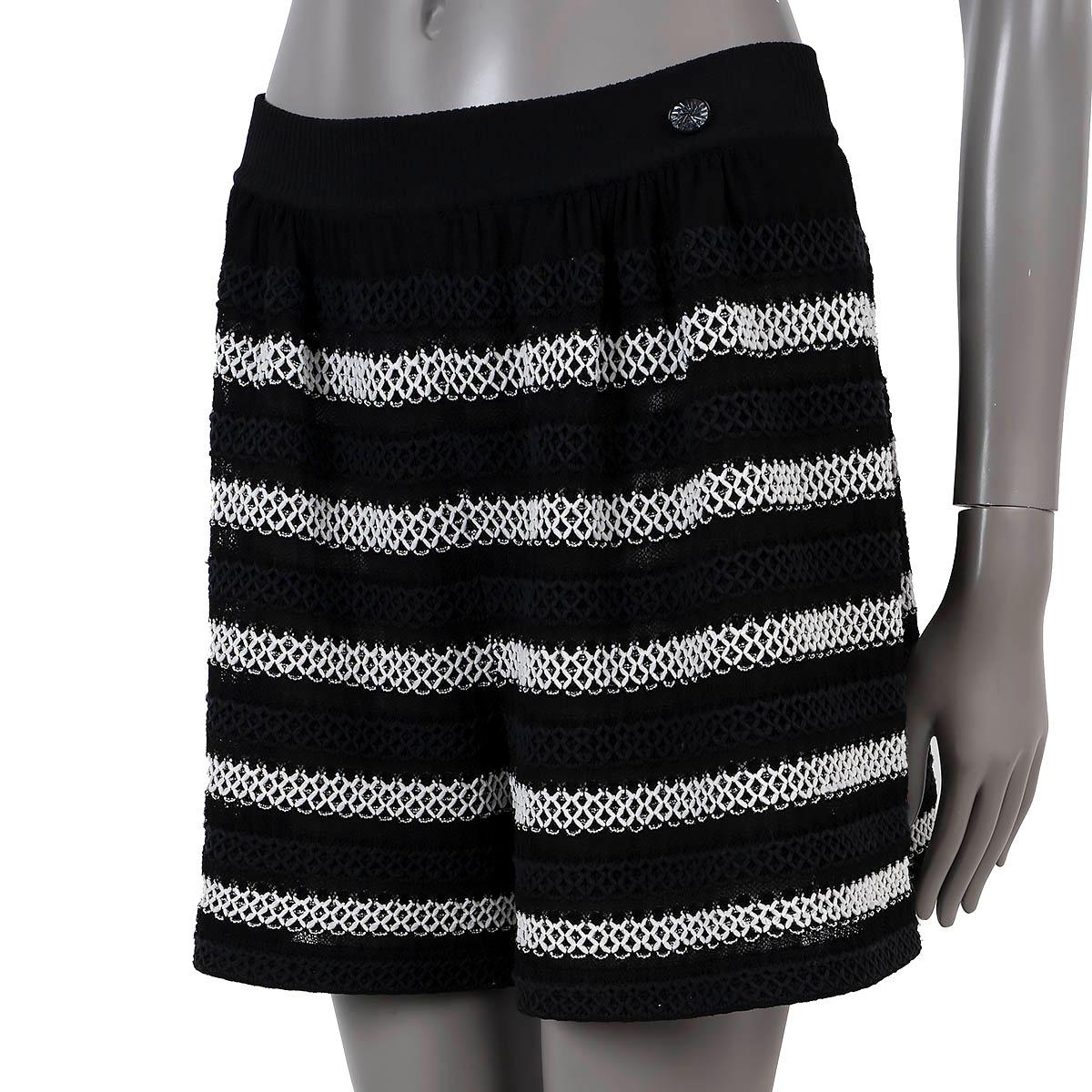 100% authentic Chanel striped knit shorts in black, blue and white viscose (53%), polyamide (28%) and polyester (19%) with an elastic band. Has a black 'CC' emblem at the front. Unlined. Has been worn and is in excellent condition

2020 Paris - 31