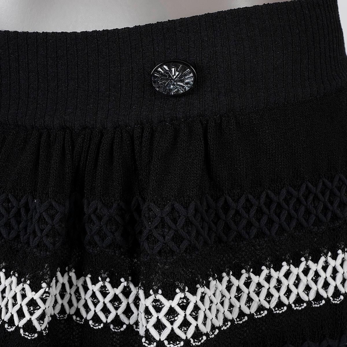 CHANEL black viscose 2020 20A 31 RUE CAMBON STRIPED KNIT Shorts Pants 40 M For Sale 1