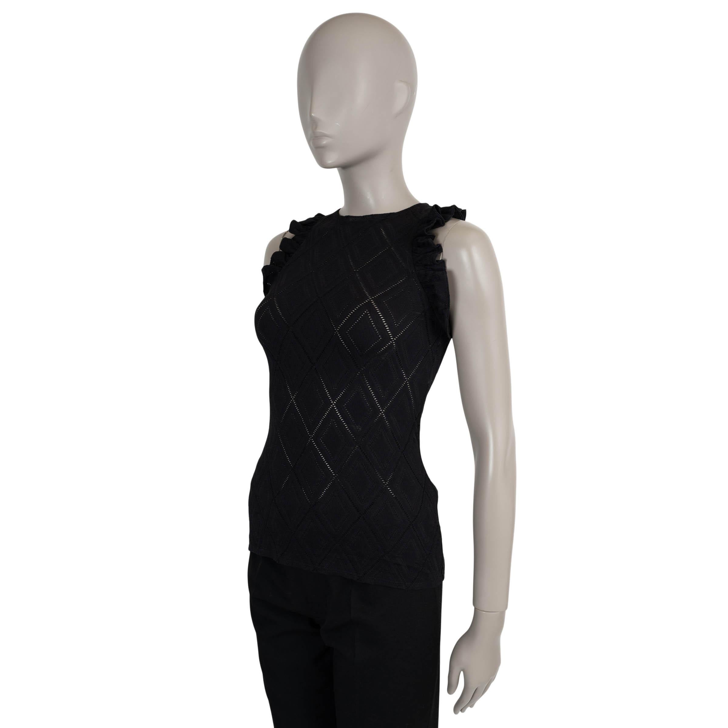 Questo top Chanel 100% autentico in poliammide nera con il 4% di poliuretano (si prega di notare che l'etichetta del contenuto è mancante) presenta una raffinata maglia a punta di diamante che aggiunge consistenza e fascino sottile. Disegnato con