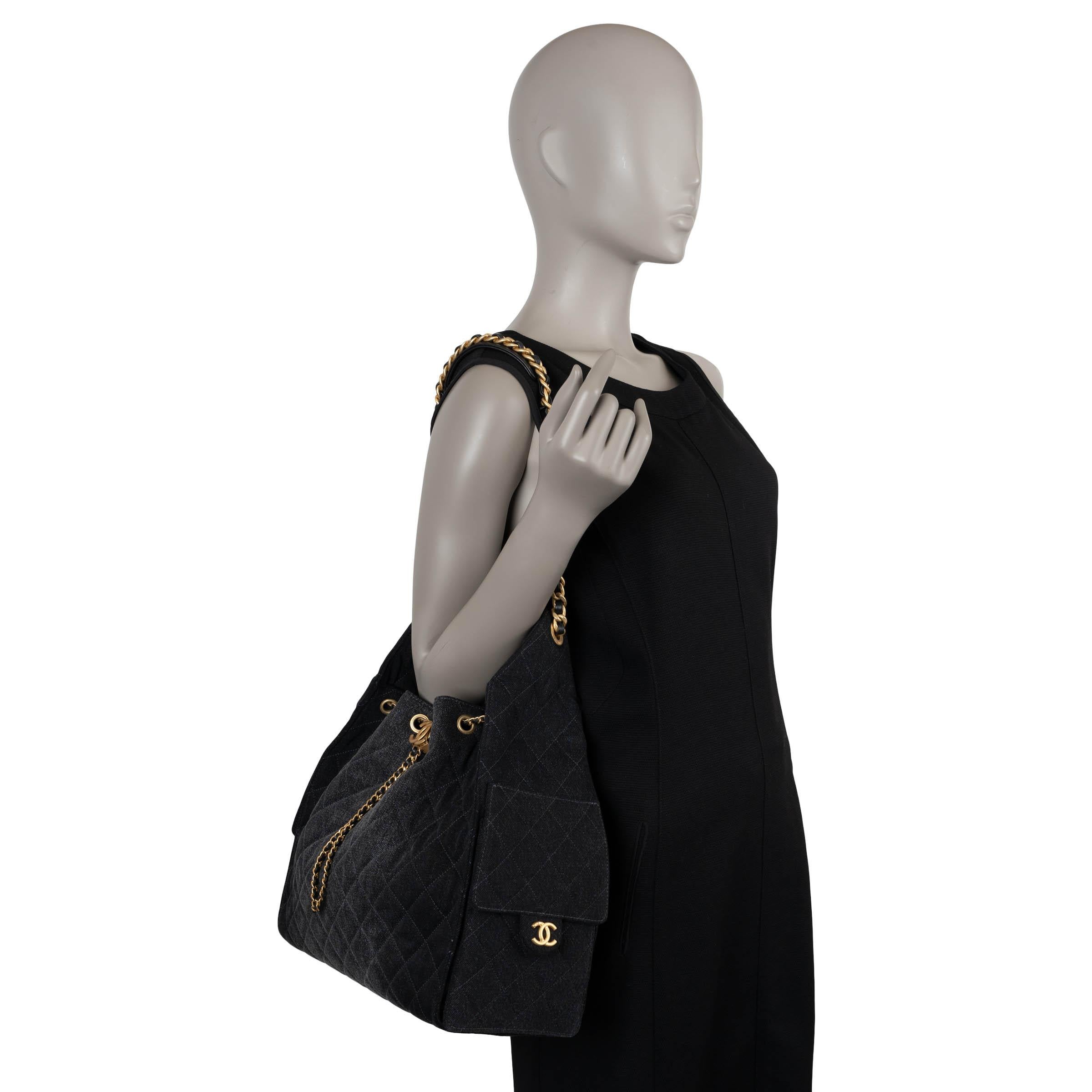 CHANEL black washed denim 25S SMALL 25 Hobo Bag im Angebot 6