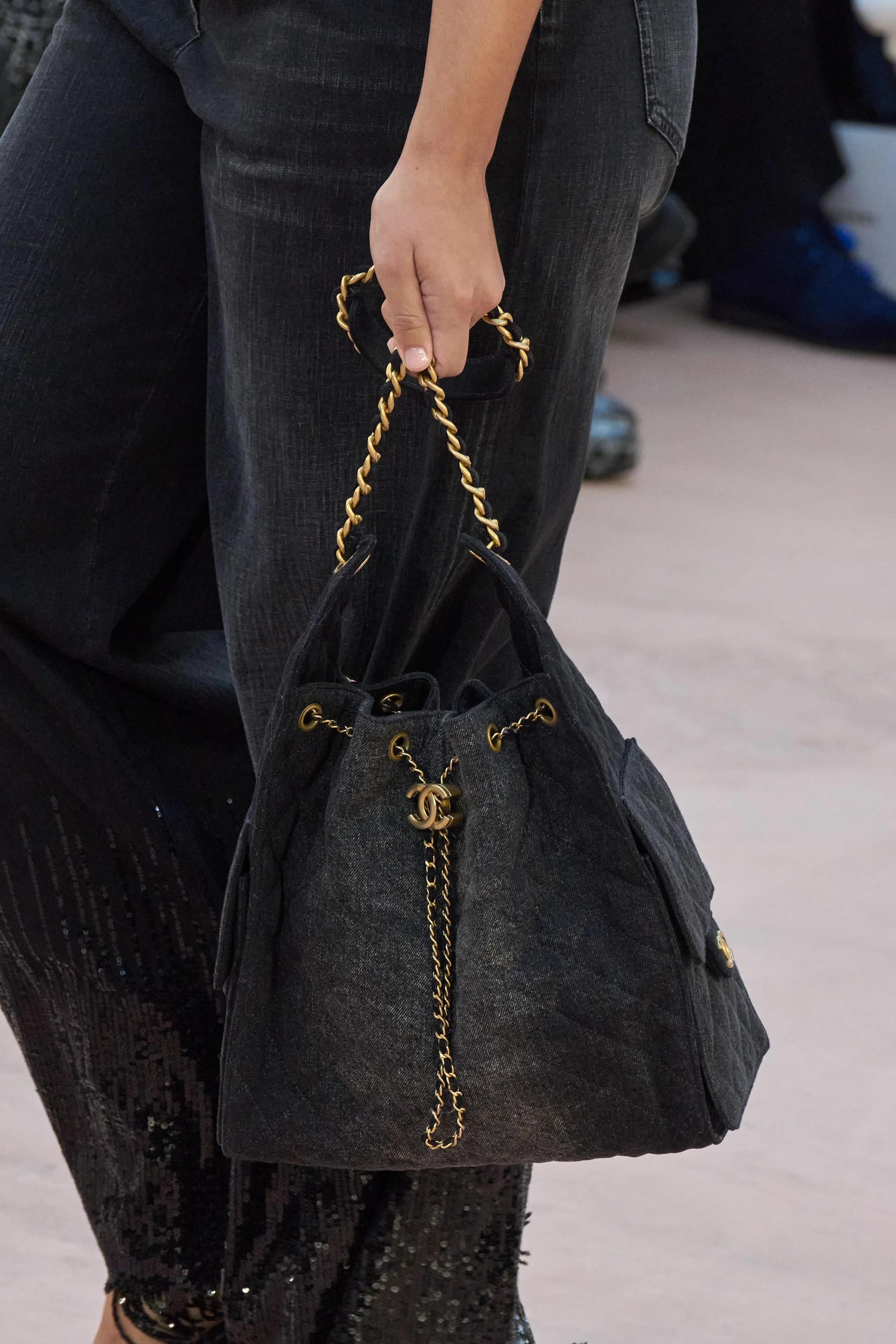 CHANEL black washed denim 25S SMALL 25 Hobo Bag im Angebot 7