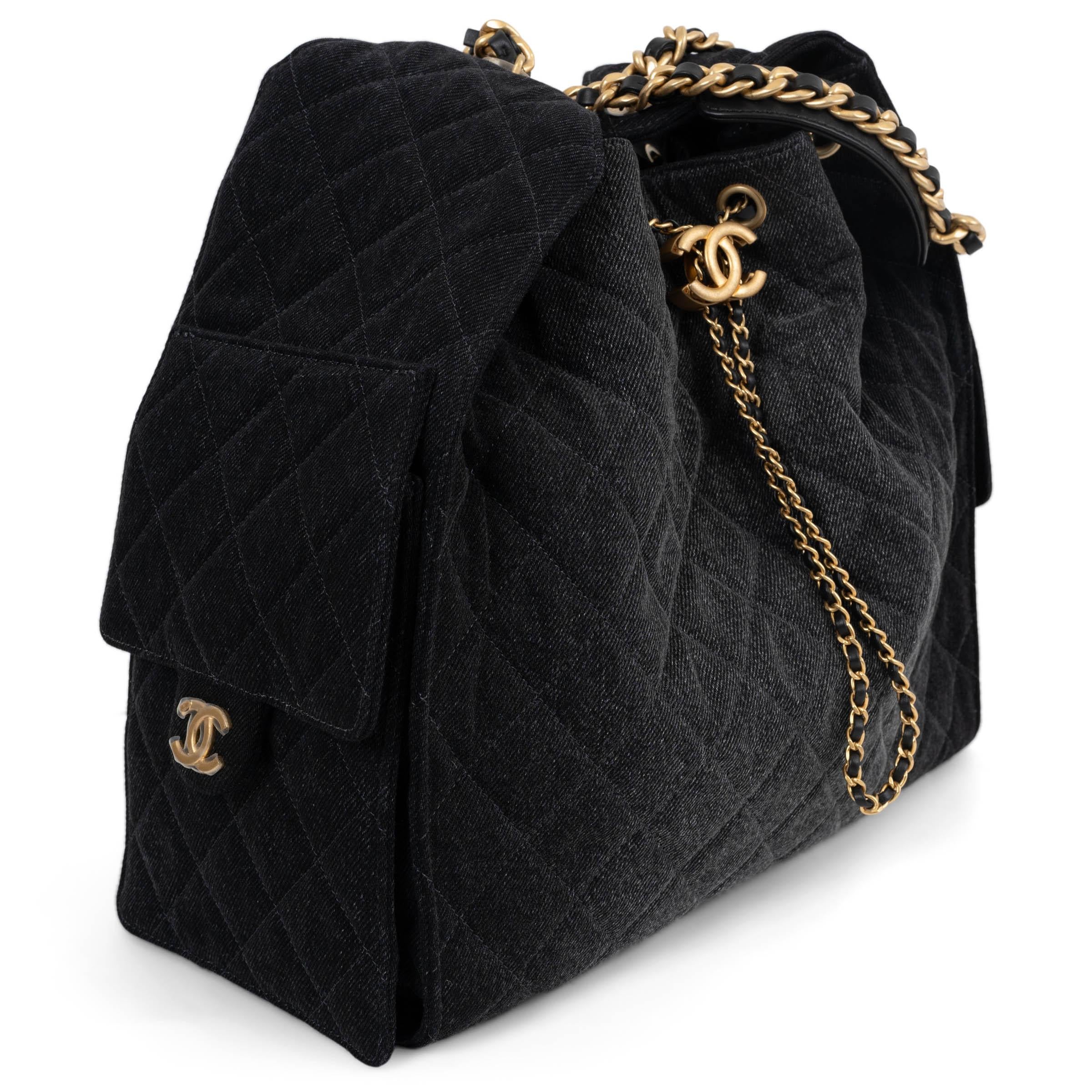 Diese 100% authentische Chanel 25 Small Tasche ist aus schwarzem, gestepptem, gewaschenem Denim mit matter, goldfarbener Hardware gefertigt. Das Design zeichnet sich durch einen in Denim eingewebten Kettenriemen, zwei seitliche Klappentaschen an den