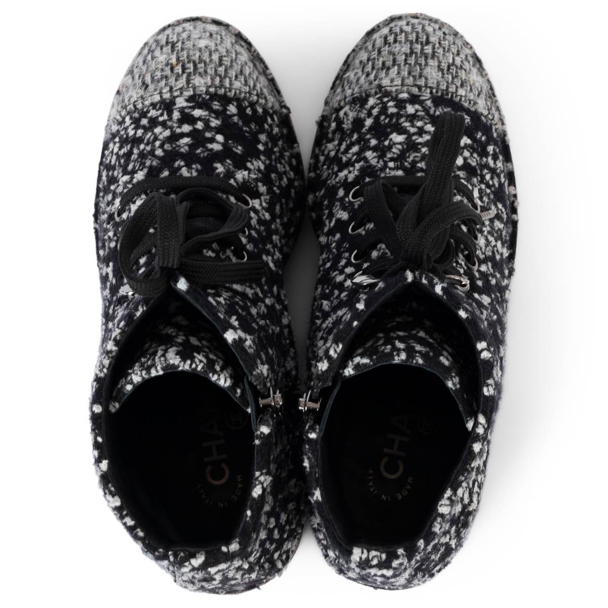 Donna Chanel bianco e nero 2014 14B TWEED LACE-UP Stivaletti Scarpe 38.5 vestibilità 37.5 in vendita