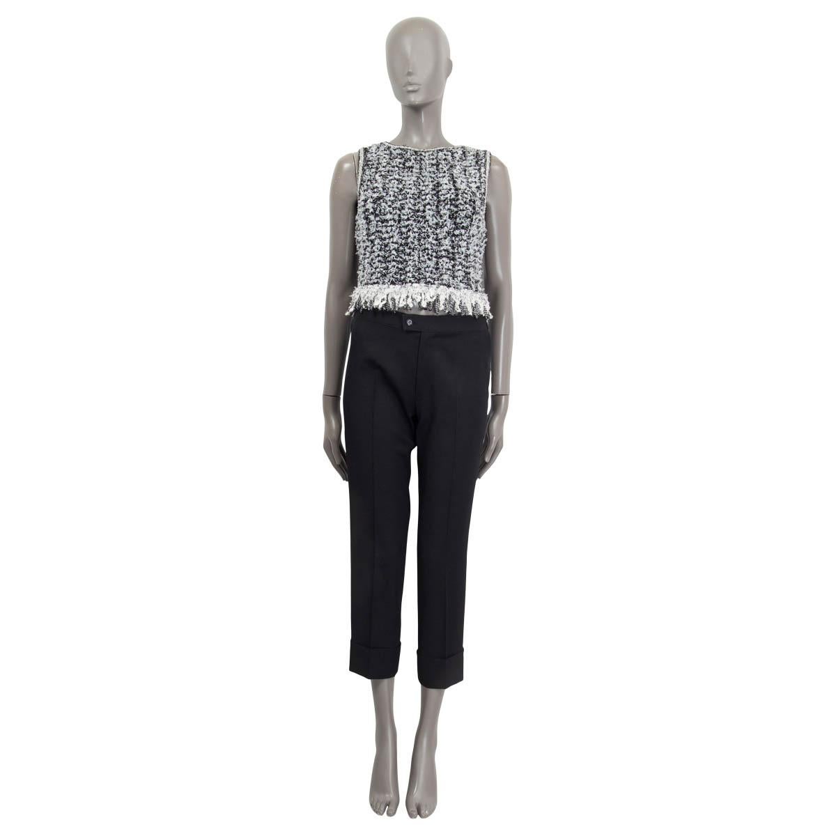 100% authentic Chanel cropped top from Spring 2018 in black and white cotton (67%), polyamide (15%), viscose (9%), silk (9%). Features fringes all over. Finished off with knotted fringes at the hemline and a CC-logo at the front. Has been worn and