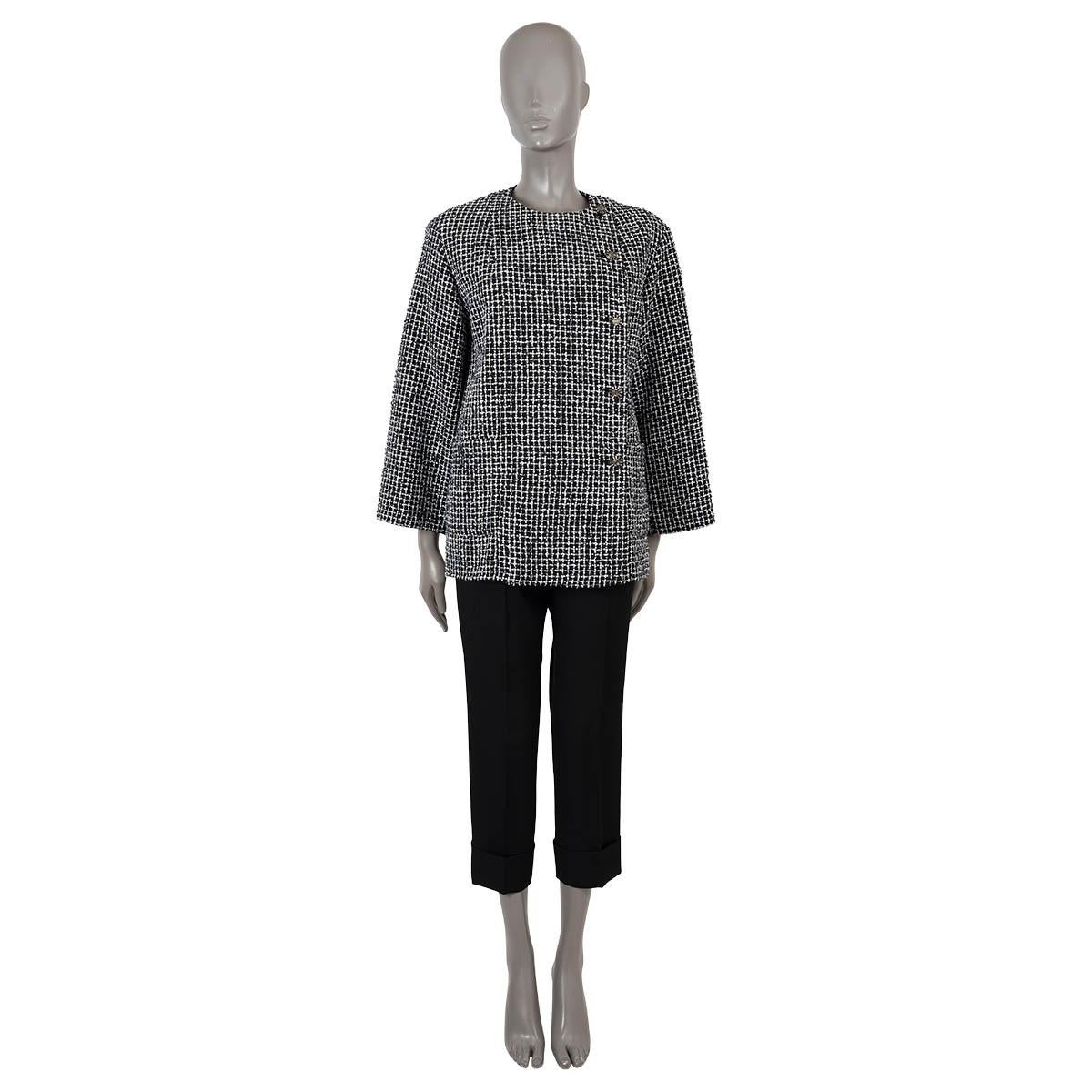 100% authentic Chanel collarless oversized tweed jacket in black and white polyamide (64%), polyester (27%) and wool (9%) with white sequins throughout. Features a boxy cut, two buttoned patch pockets at the waist and asymmetric button closure.