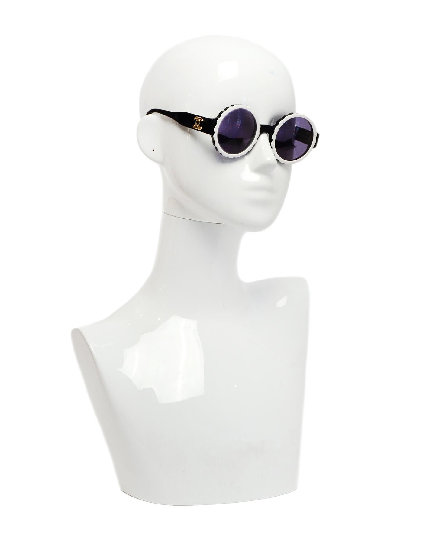 Chanel Black/White Acetate Scalloped Round Sunglasses

Made In: Italy
Year of Production: 1994
Color: Black, white
Hardware: Goldtone hardware
Materials: Acetate
Overall Condition: Very good pre-owned condition, with minor wear throughout and