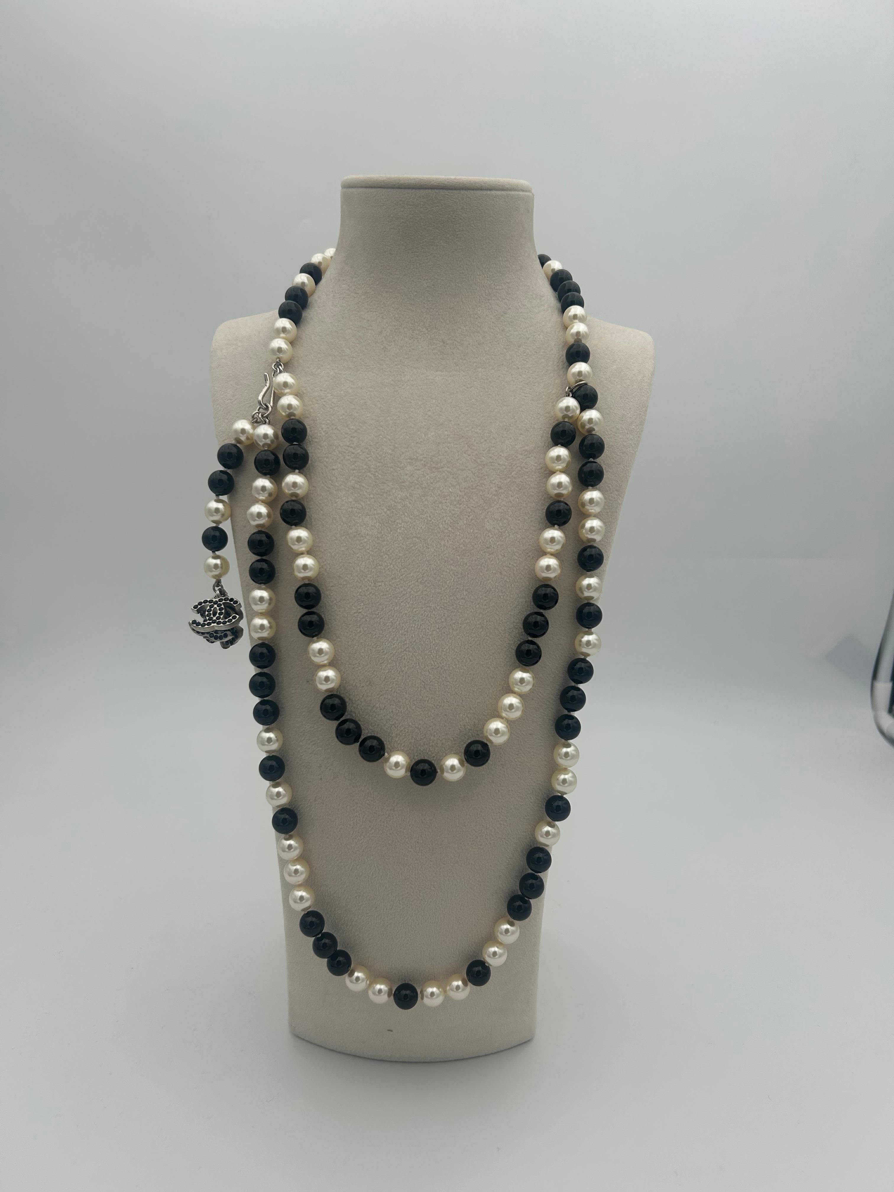 Chanel Black & White Beaded and Pearl Necklace 2008. Please note this item is in good condition with minor wear consistent with age and use. This beautiful necklace from the Spring 2008 collection is in pristine condition. The colors are a perfect