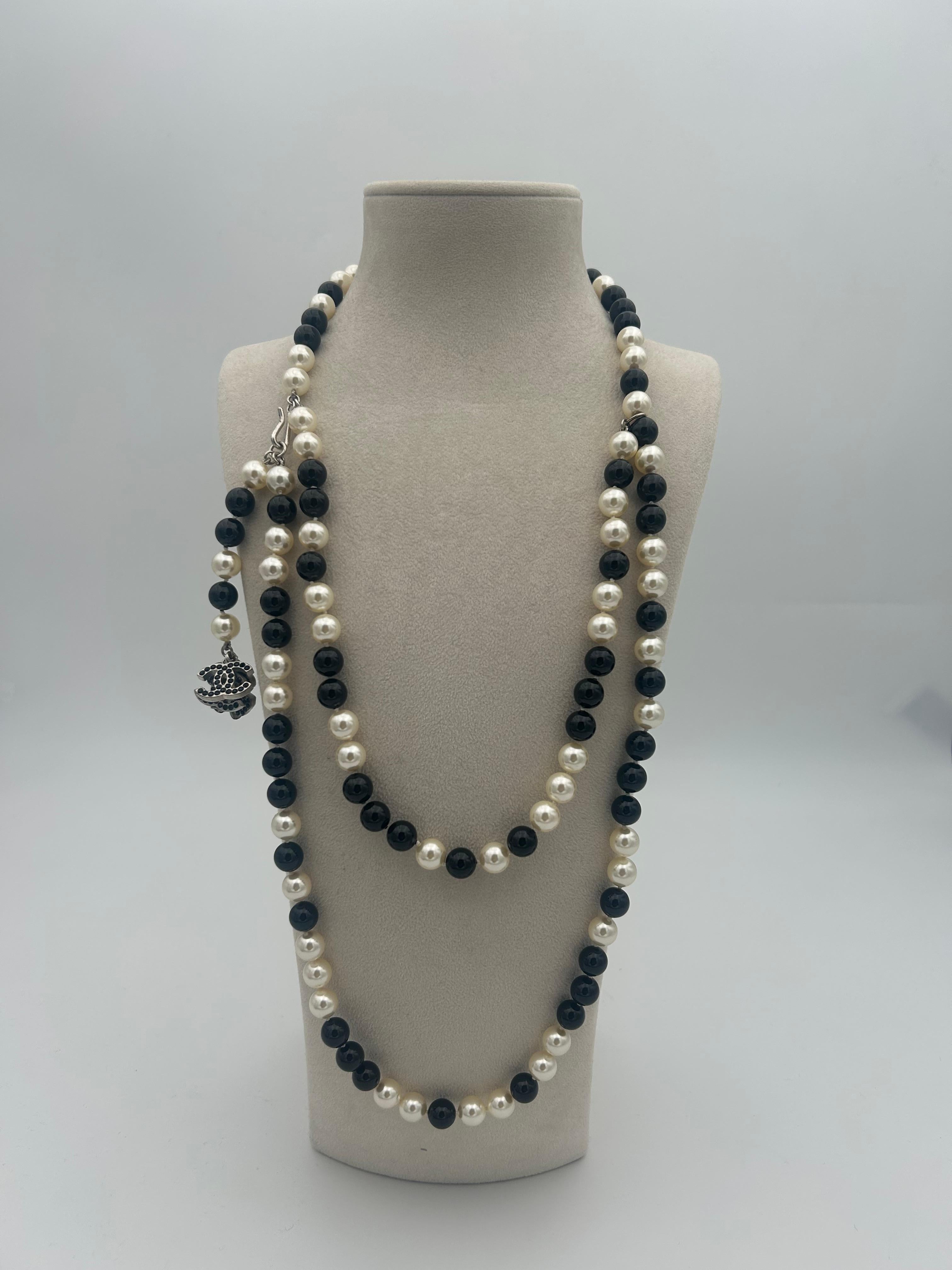 Chanel Black & White Beaded and Pearl Necklace 2008 In Good Condition For Sale In Palm Beach, FL