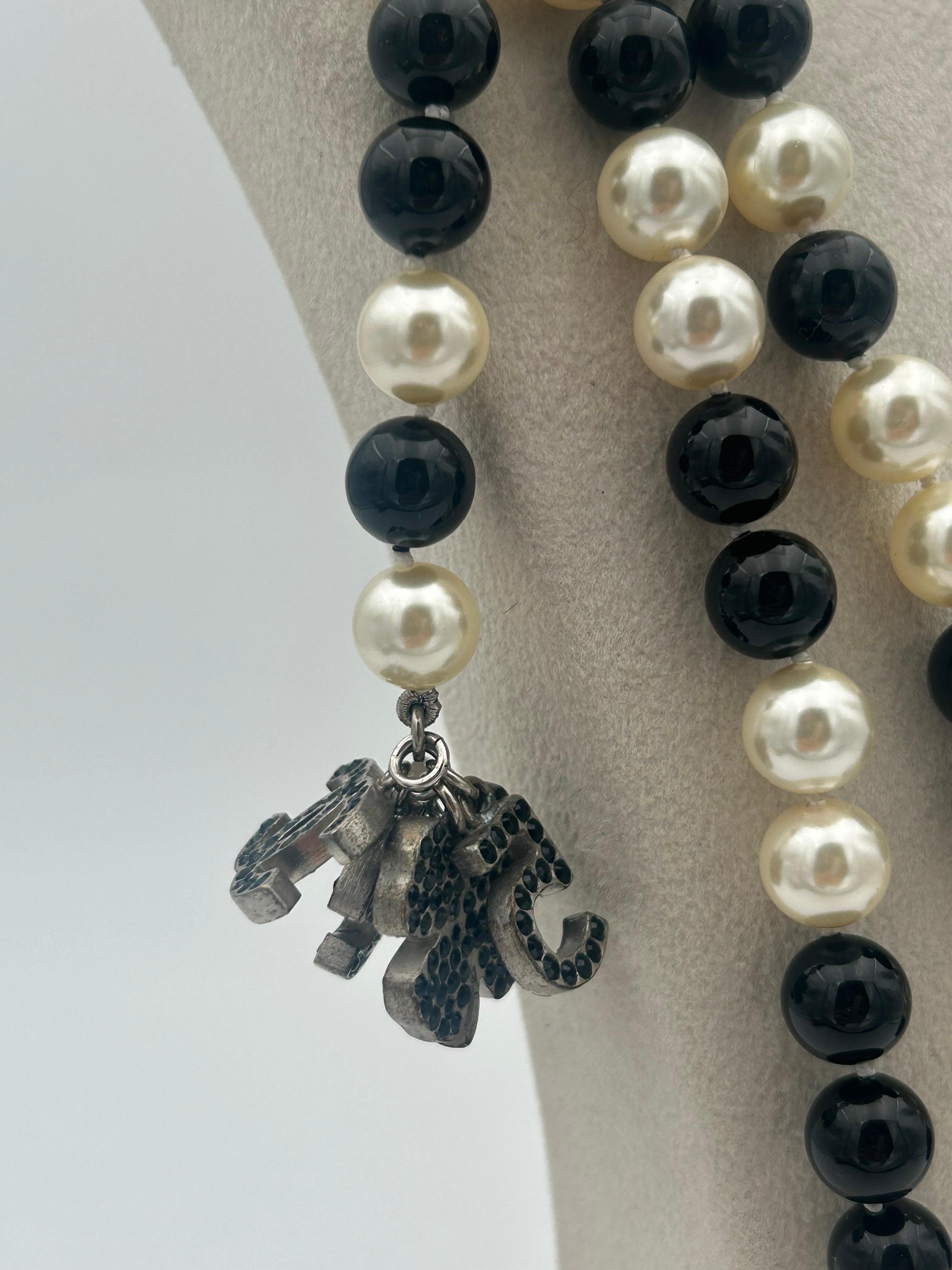 Women's or Men's Chanel Black & White Beaded and Pearl Necklace 2008 For Sale