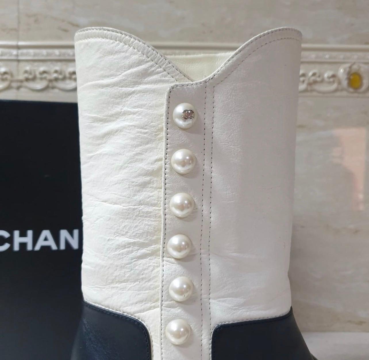 Chanel black white block heels pearls boots.
Very rare item.
Sz.39.
Condition is very good.
No original packaging.