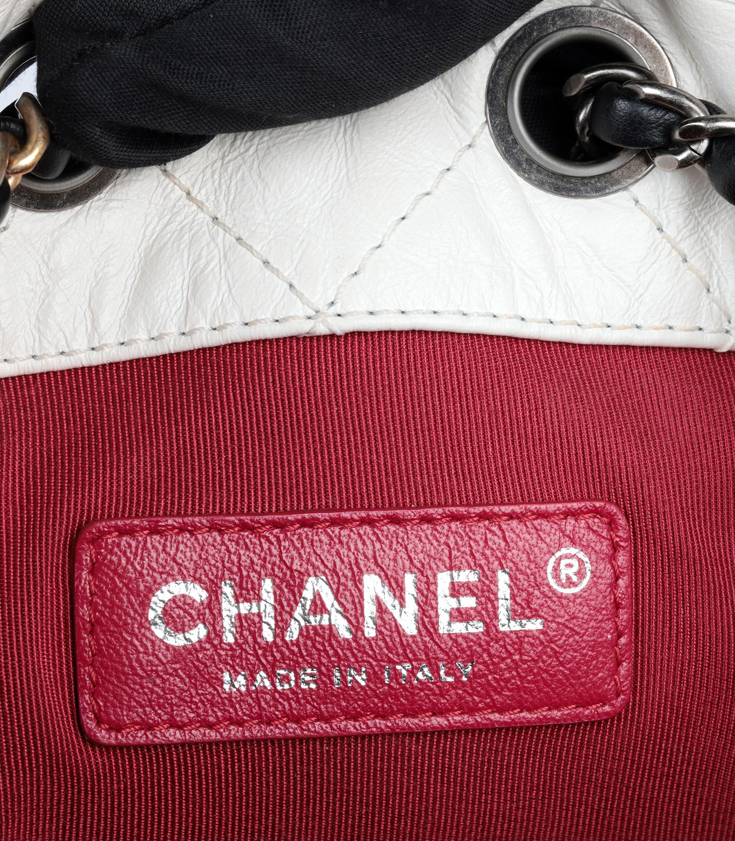 Chanel - Sac à dos Gabrielle en cuir de veau noir et blanc  en vente 5