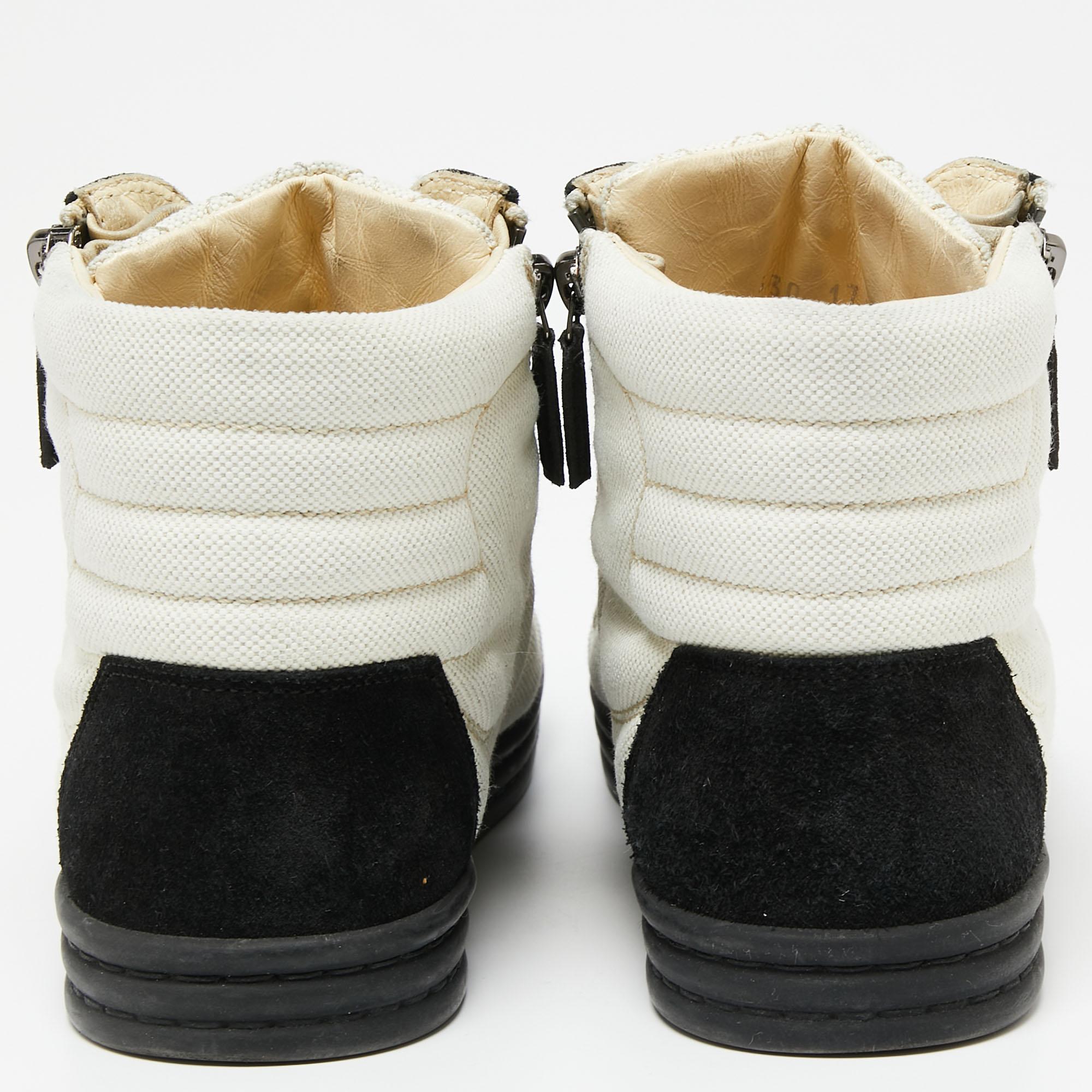 Chanel Black/White Canvas and Suede CC High Top Sneakers Size 38 In Good Condition In Dubai, Al Qouz 2
