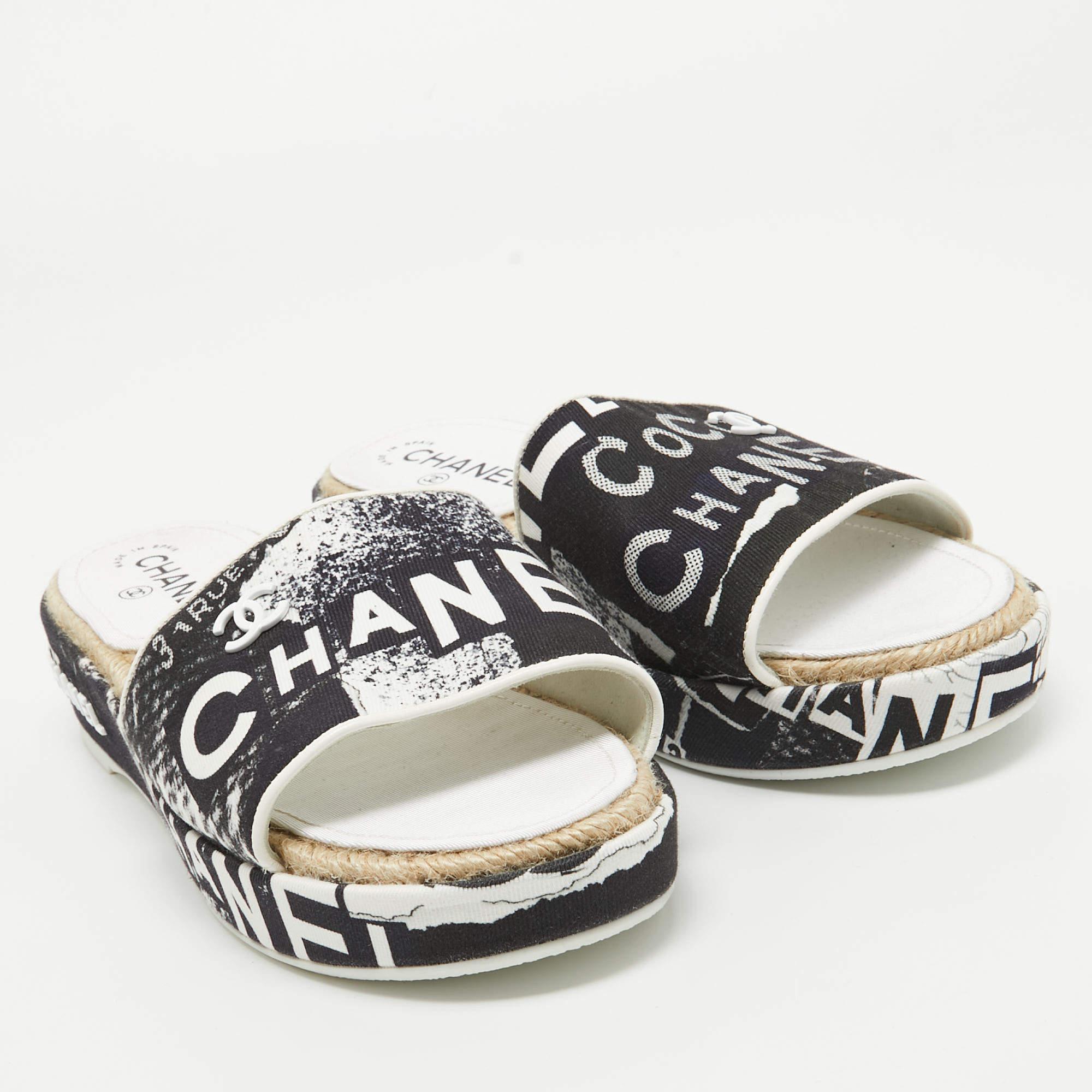 Chanel Black/White Canvas Logo Graffiti Espadrille Slide Sandals Size 41 In Excellent Condition In Dubai, Al Qouz 2
