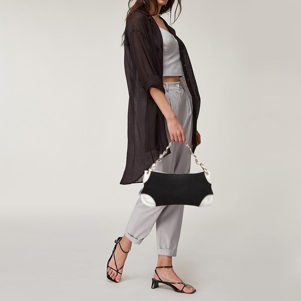 Chanel Black/White Canvas Vintage Olsen Bag In Fair Condition In Dubai, Al Qouz 2