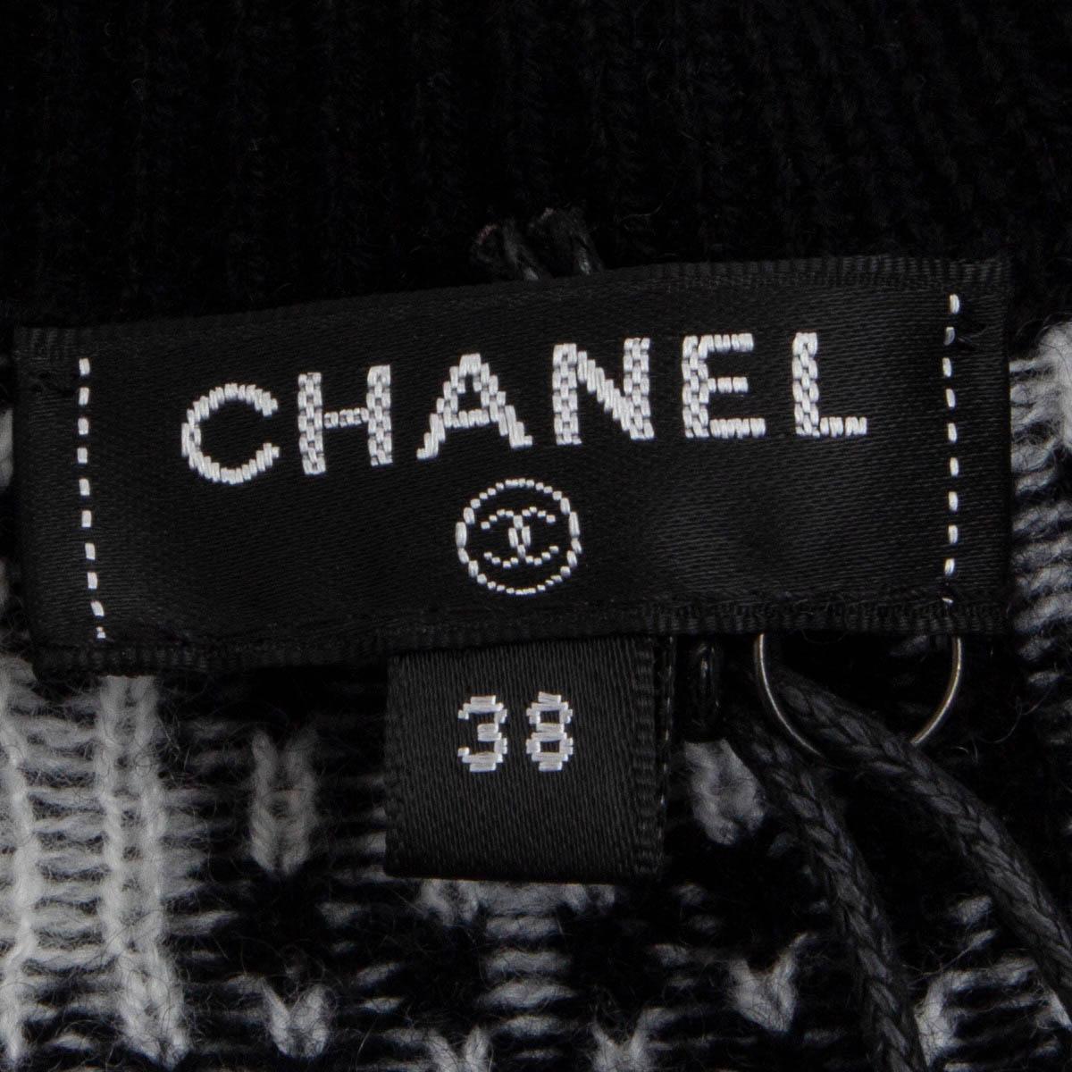 CHANEL black & white cashmere 2019 WINTER CREWNECK Sweater 38 S 19B For Sale 1