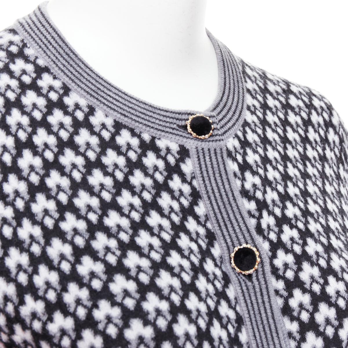 CHANEL black white cashmere velvet buttons crew cardigan FR38 M
Reference: GEGG/A00058
Brand: Chanel
Material: Cashmere
Color: Black, White
Pattern: Geometric
Closure: Button
Extra Details: Velvet faux pearl trimmed buttons.
Made in: