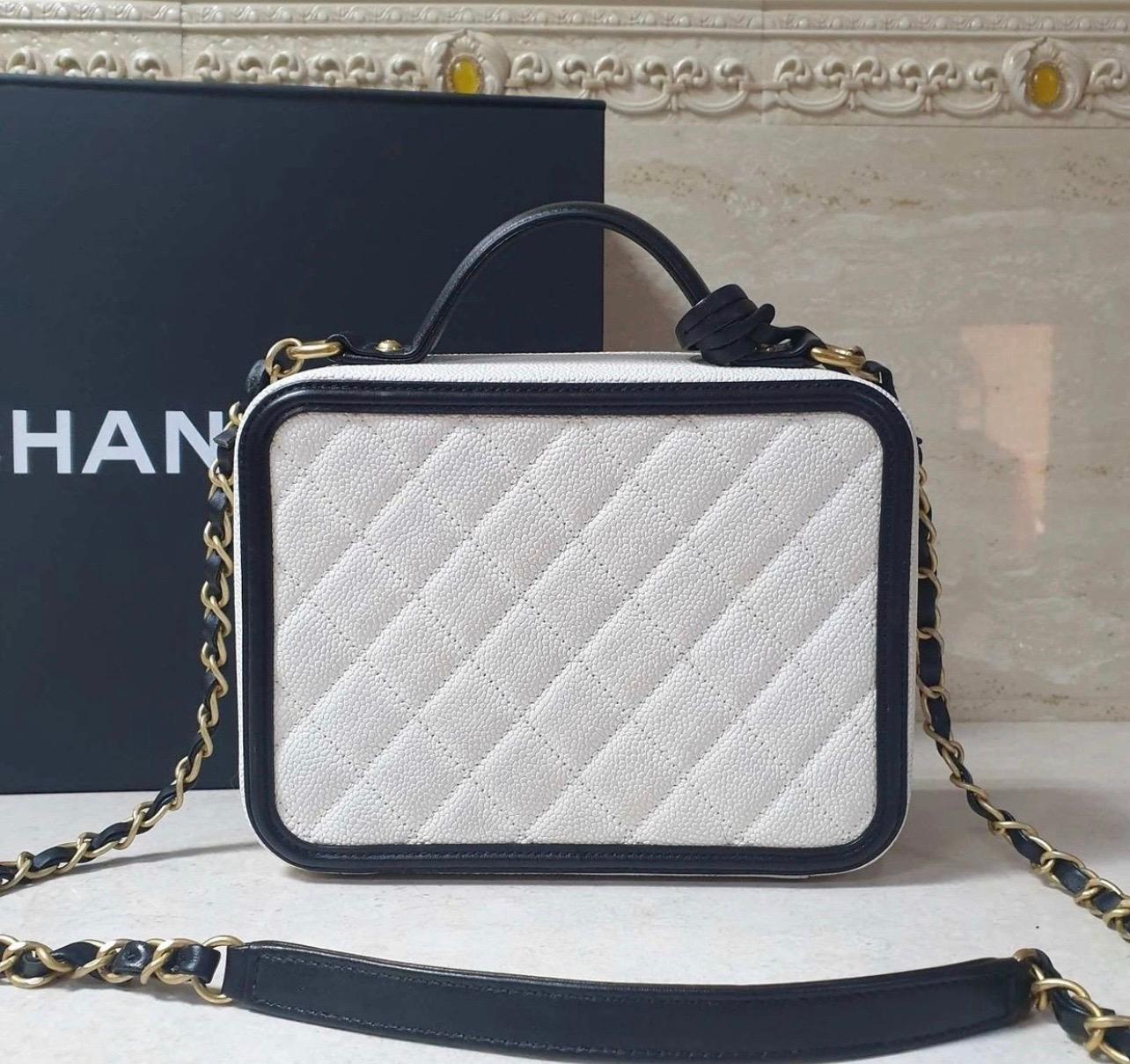 Chanel Borsa Porta Vanità CC in pelle di caviale bianca e nera in vendita 5