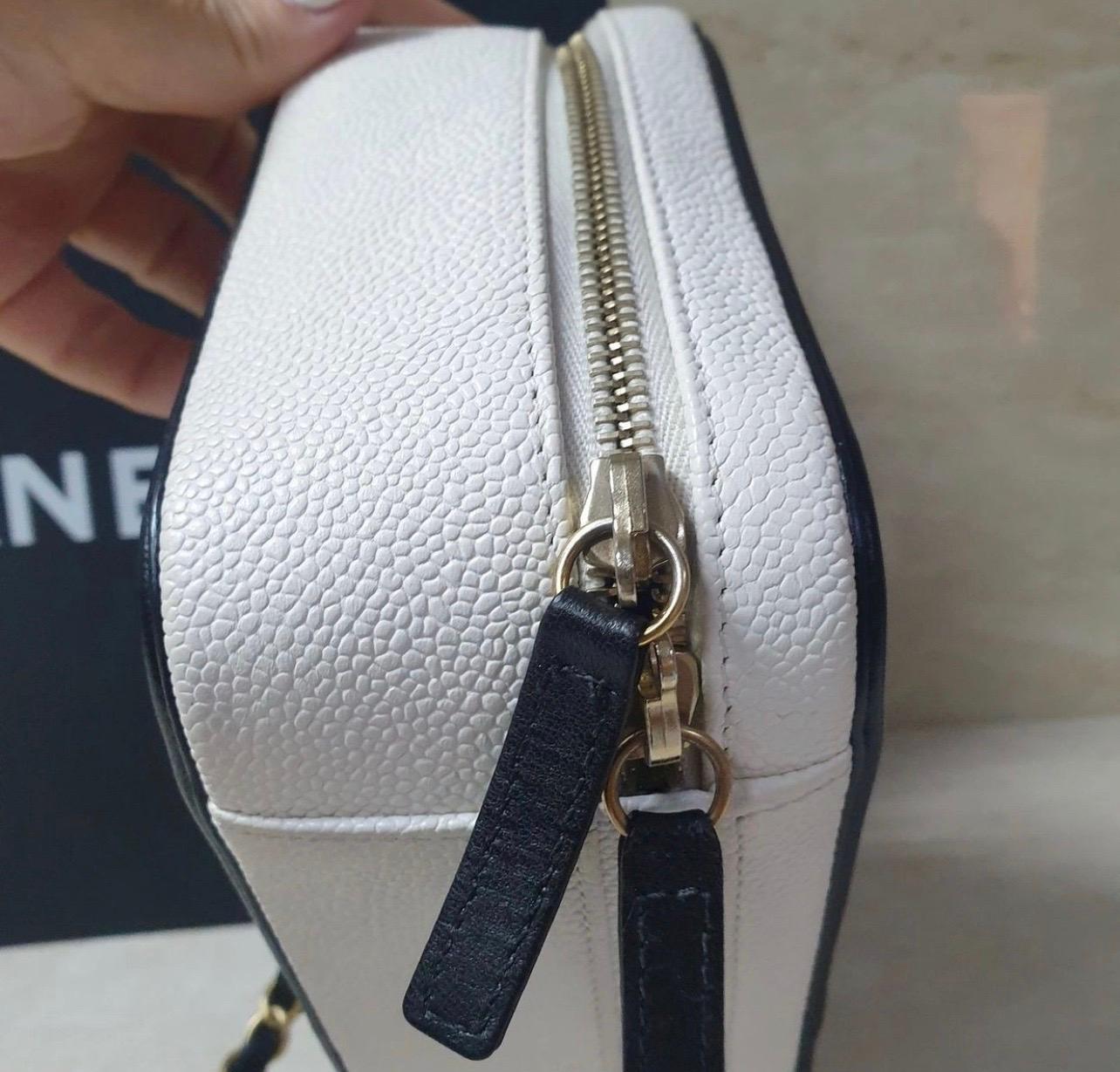Chanel Borsa Porta Vanità CC in pelle di caviale bianca e nera in vendita 6