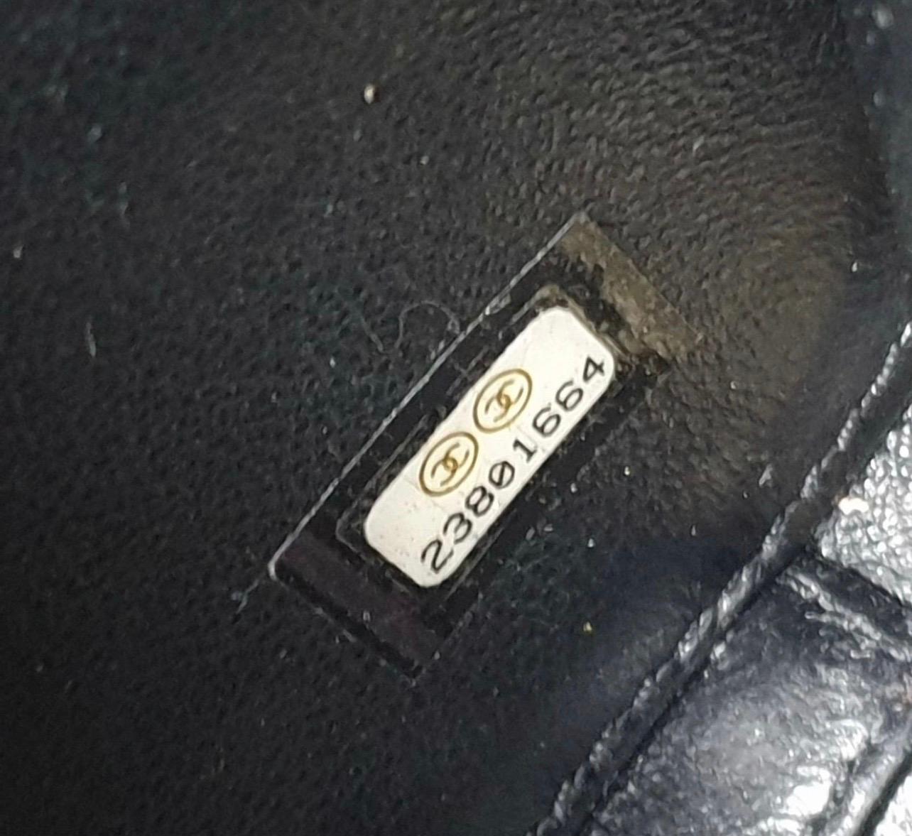  Borsa Vanity CC di Chanel in pelle caviale bianca e nera con finiture dorate 
 
 Questa borsa è realizzata in pelle di caviale bianca con finiture in pelle nera, con finiture dorate, cerniera completa, una classica catena lunga intrecciata e manico