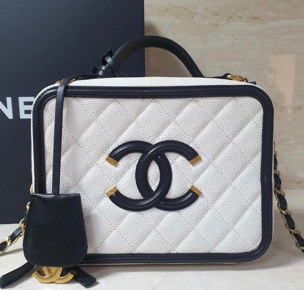 Grigio Chanel Borsa Porta Vanità CC in pelle di caviale bianca e nera in vendita