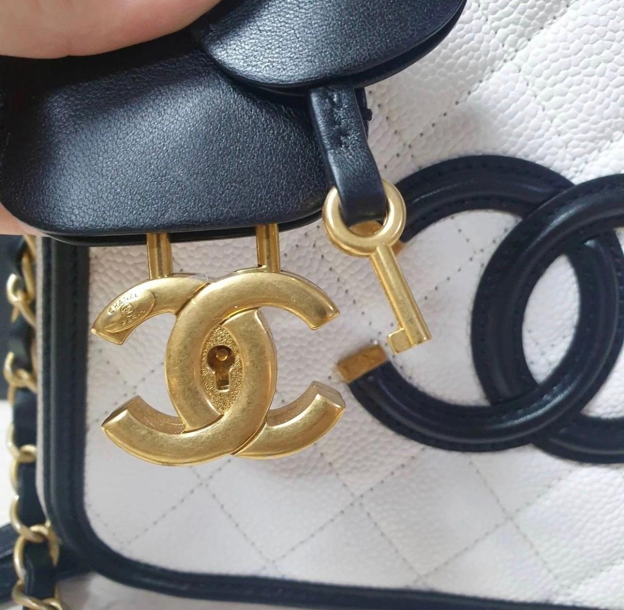 Chanel Borsa Porta Vanità CC in pelle di caviale bianca e nera In condizioni buone in vendita a Krakow, PL