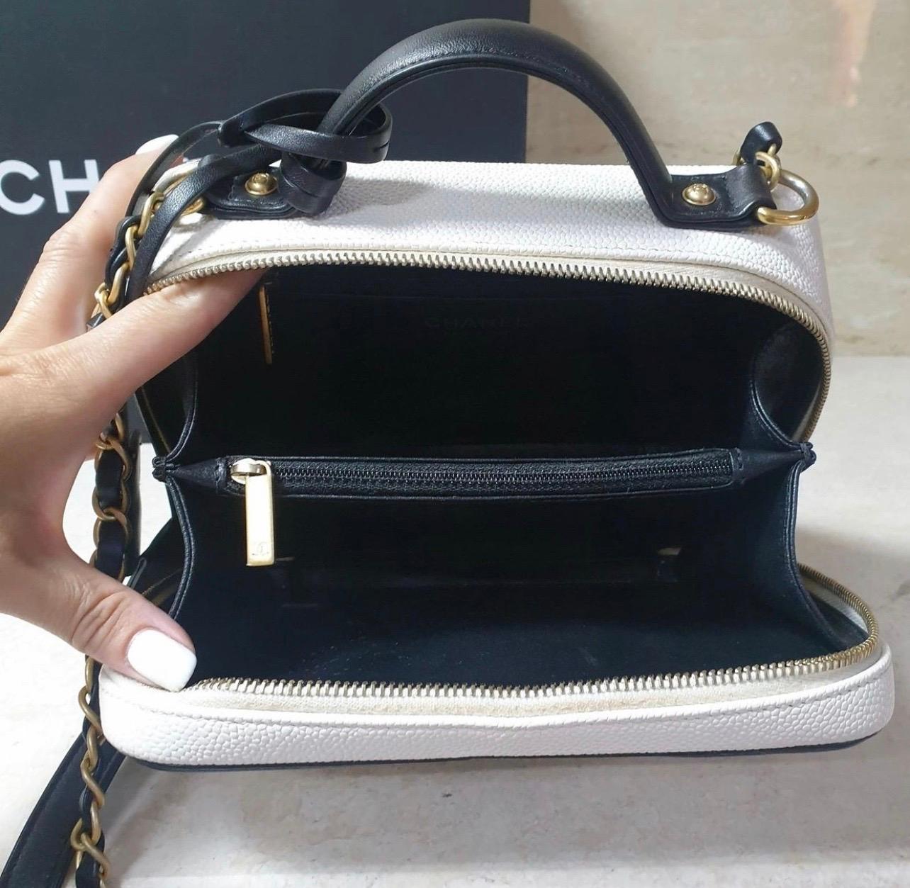 Chanel Borsa Porta Vanità CC in pelle di caviale bianca e nera in vendita 1