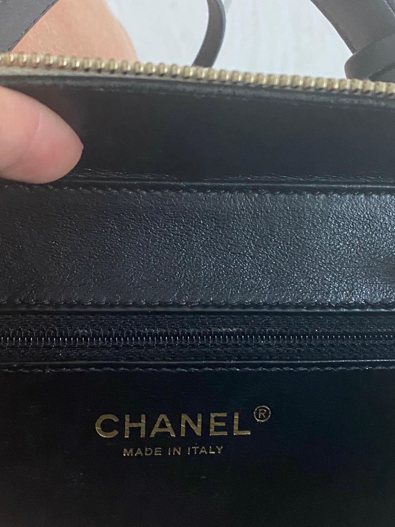 Chanel Borsa Porta Vanità CC in pelle di caviale bianca e nera in vendita 2