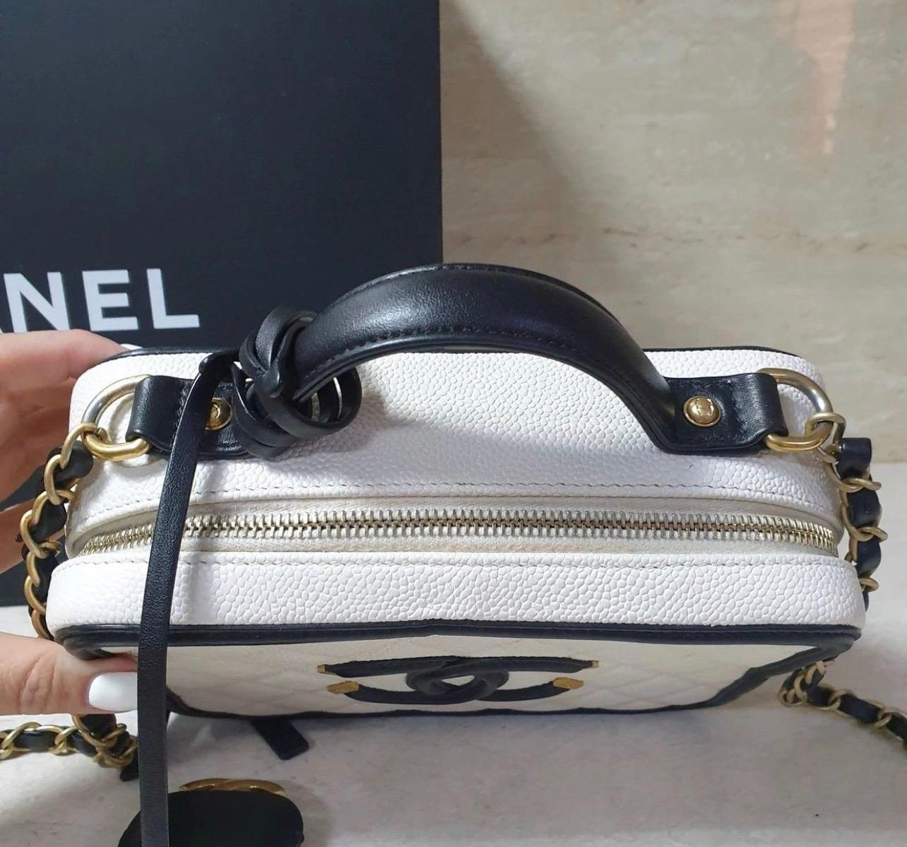 Chanel Borsa Porta Vanità CC in pelle di caviale bianca e nera in vendita 3