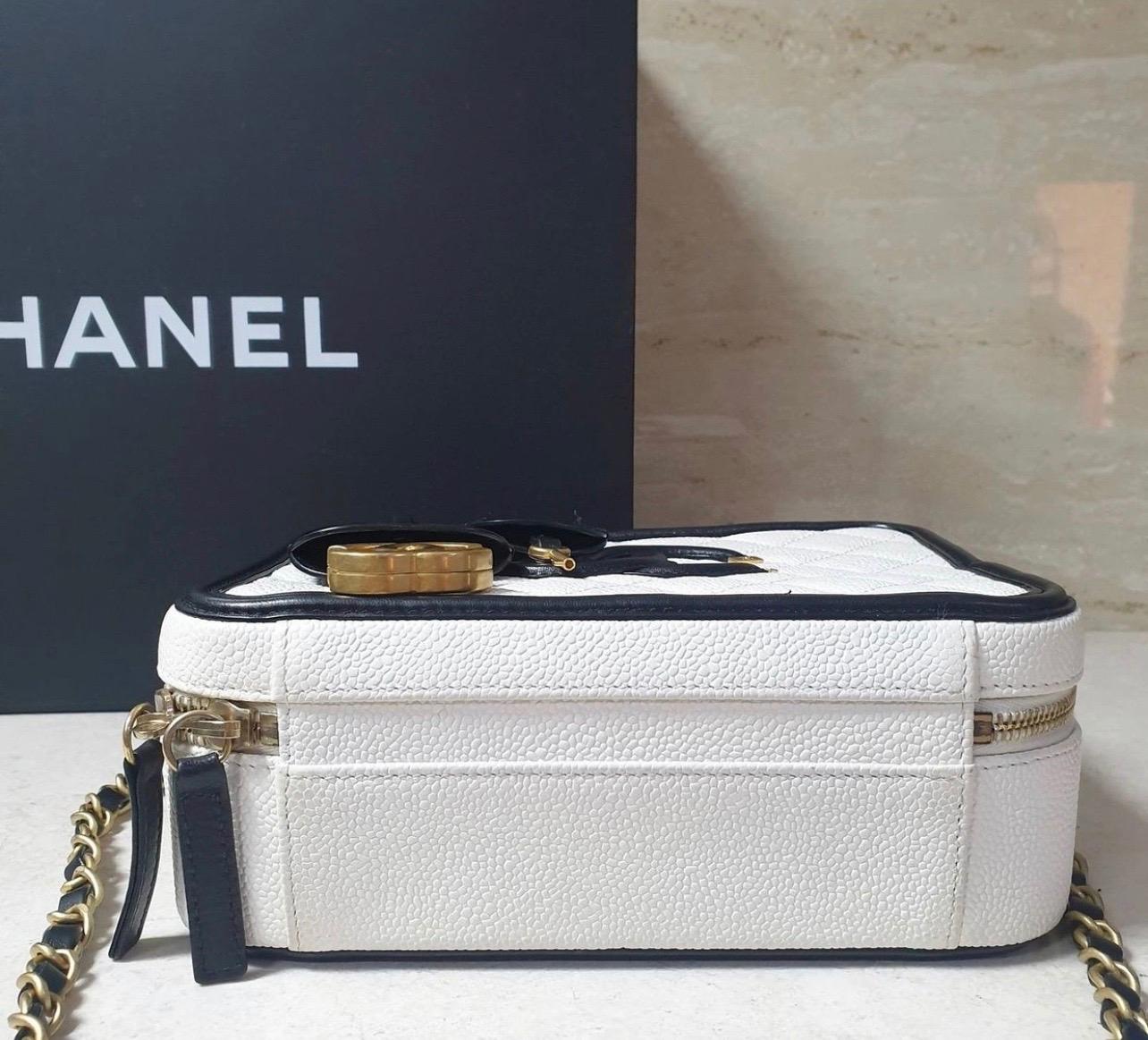 Chanel Borsa Porta Vanità CC in pelle di caviale bianca e nera in vendita 4