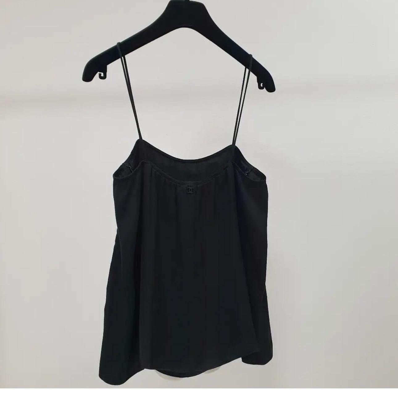 Pre-owned used camisole by CHANEL in good condition

Sz.38