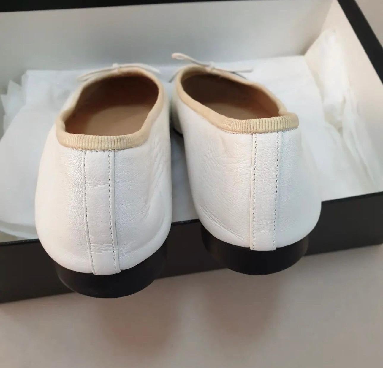 Chanel Black White CC Logo Ballet Flat Shoes In Good Condition In Krakow, PL