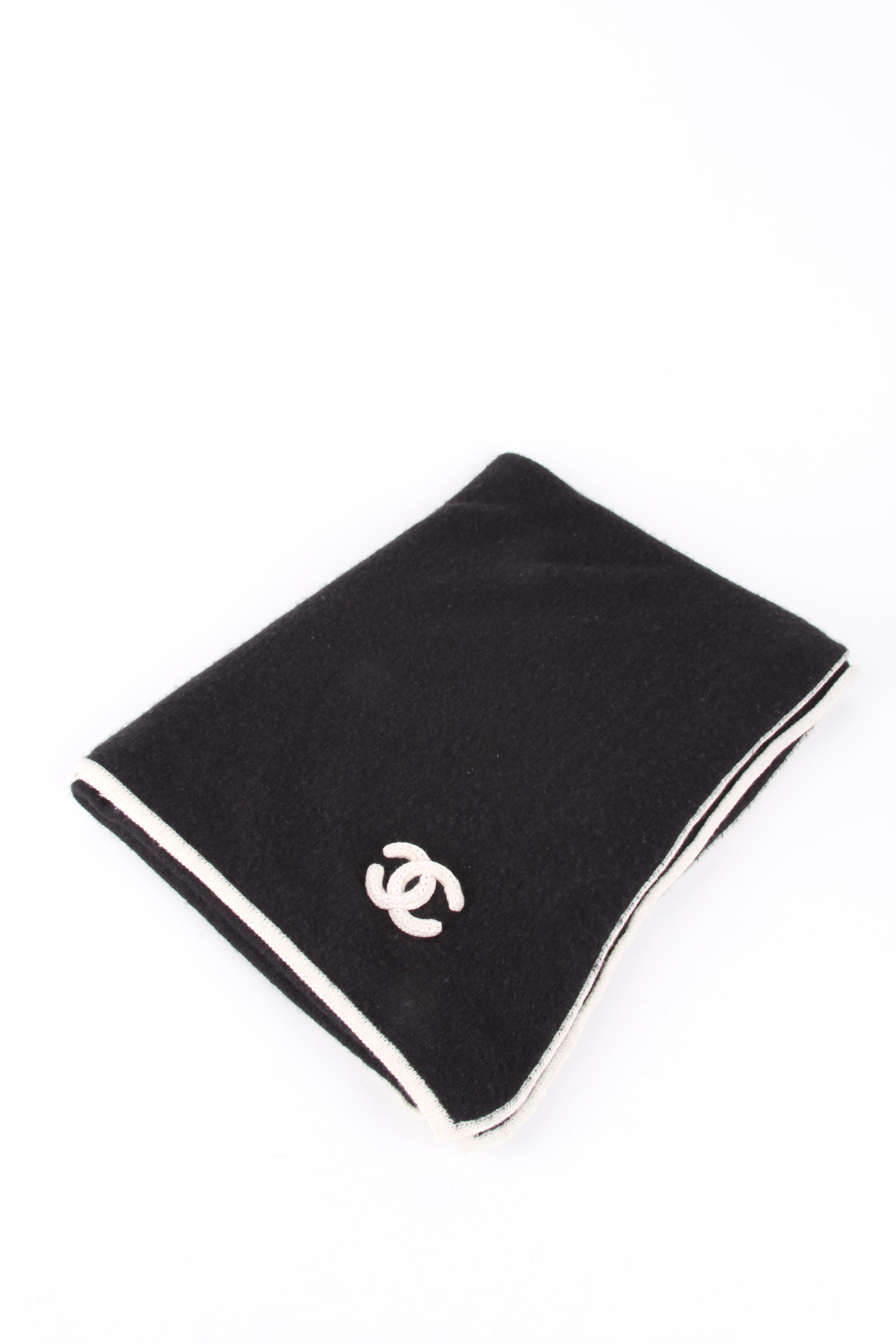 Chanel Black White CC Logo Cashmere Scarf XXL In Excellent Condition For Sale In Baarn, NL