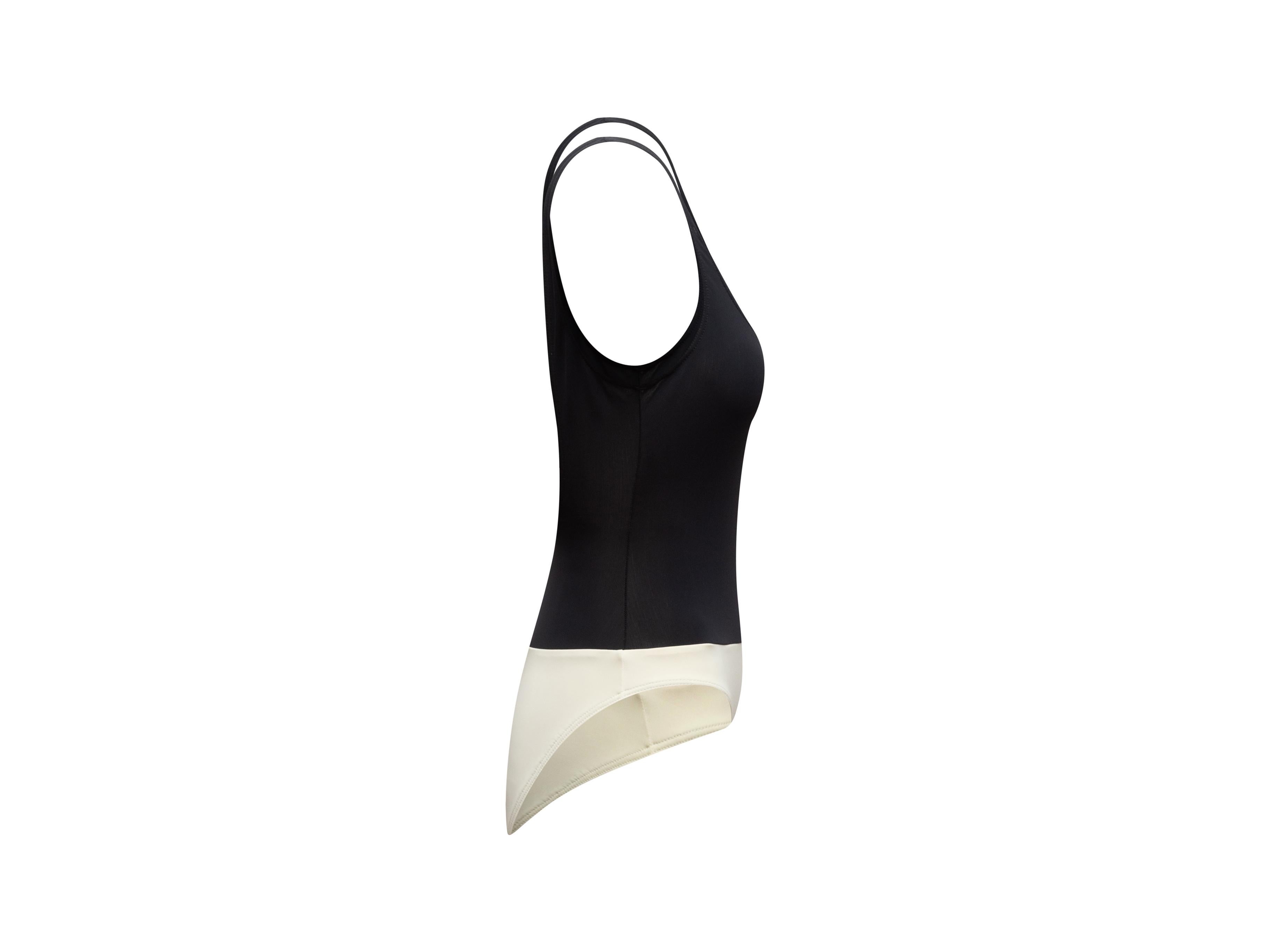 Einzelheiten zum Produkt: Schwarz-weißer einteiliger Badeanzug von Chanel. U-Ausschnitt. CC-Logo-Stickerei in der Mitte der Büste. Designer Größe 40. 32