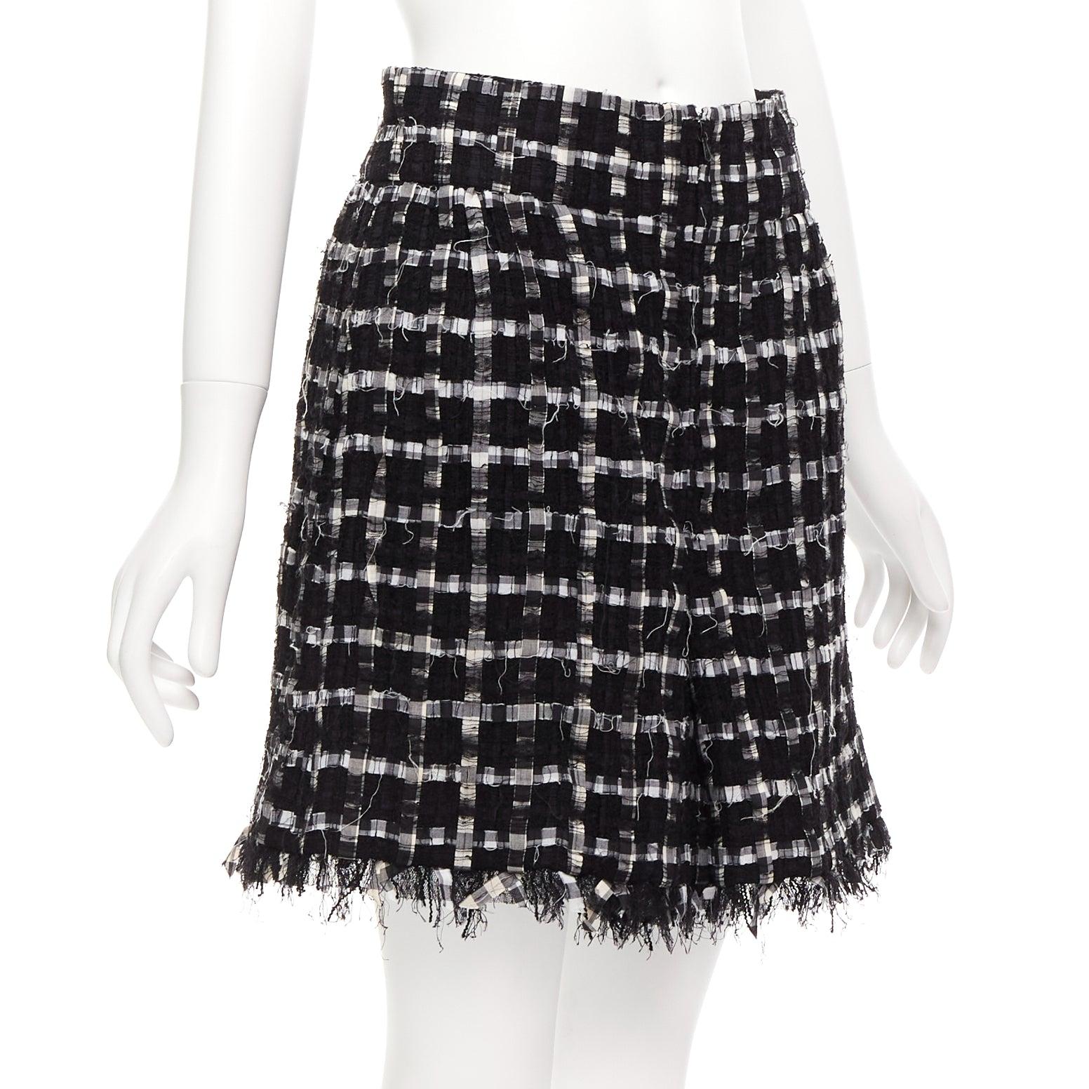 CHANEL black white check raw edge tweed silk lined skirt FR40 L
Reference: CNLE/A00259
Brand: Chanel
Designer: Karl Lagerfeld
Material: Polyamide, Blend
Color: White, Black
Pattern: Tweed
Closure: Zip
Lining: Black Silk
Extra Details: Front zip.