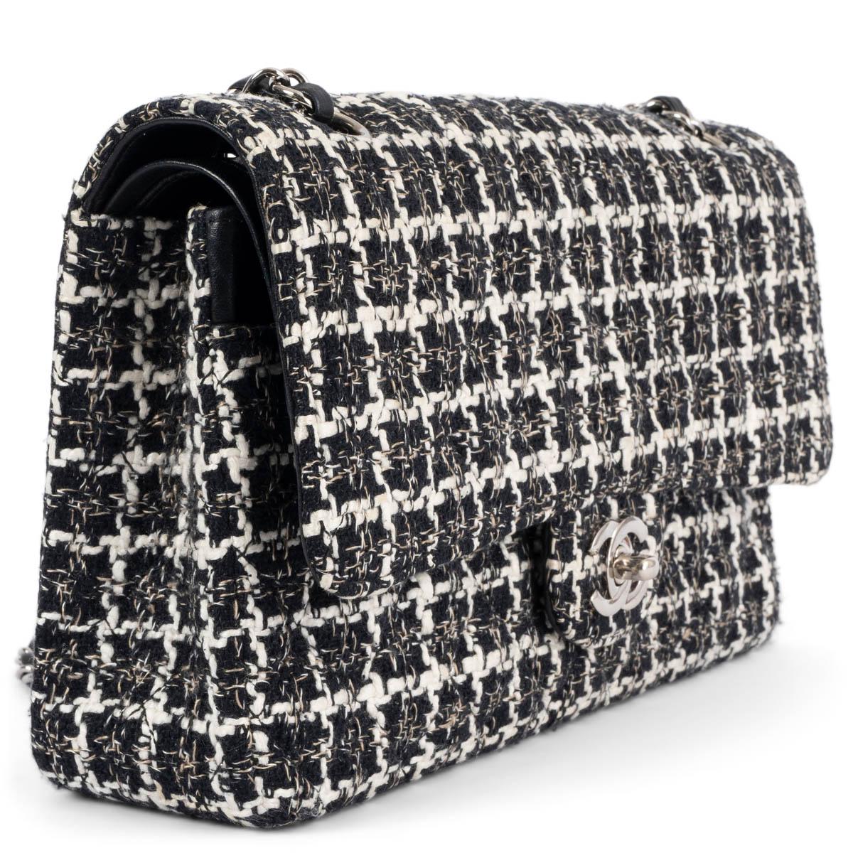 100% authentique Chanel Classic Medium Timeless Double Flap Bag en tweed noir, ivoire et beige avec quincaillerie argentée. Poche ouverte au dos. Fermeture avec le classique CC-turn-lock sur le devant. Poche zippée à l'intérieur du rabat. Poche