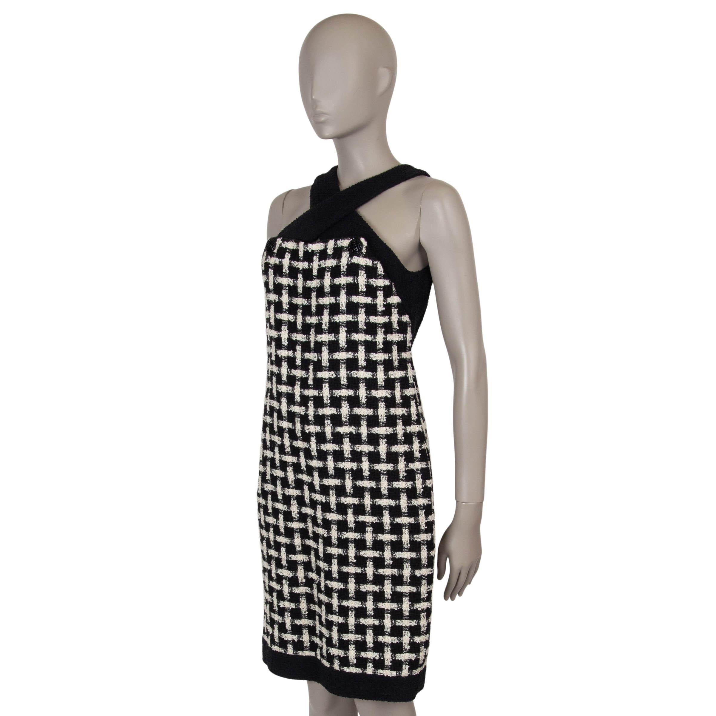 Este vestido 100% auténtico de Chanel en tweed blanco y negro es una sofisticada mezcla de diseño clásico y contemporáneo. Confeccionado con una lujosa mezcla de algodón (45%), lana (35%), nailon (11%) y acrílico (9%), presenta una silueta entallada