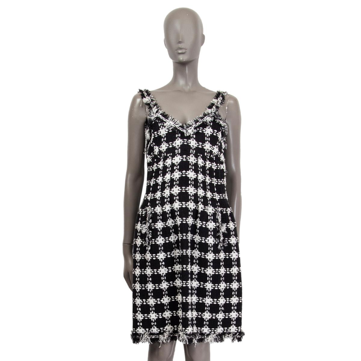 Women's CHANEL black & white cotton BOUCLE Sleeveless Dress 36 XS