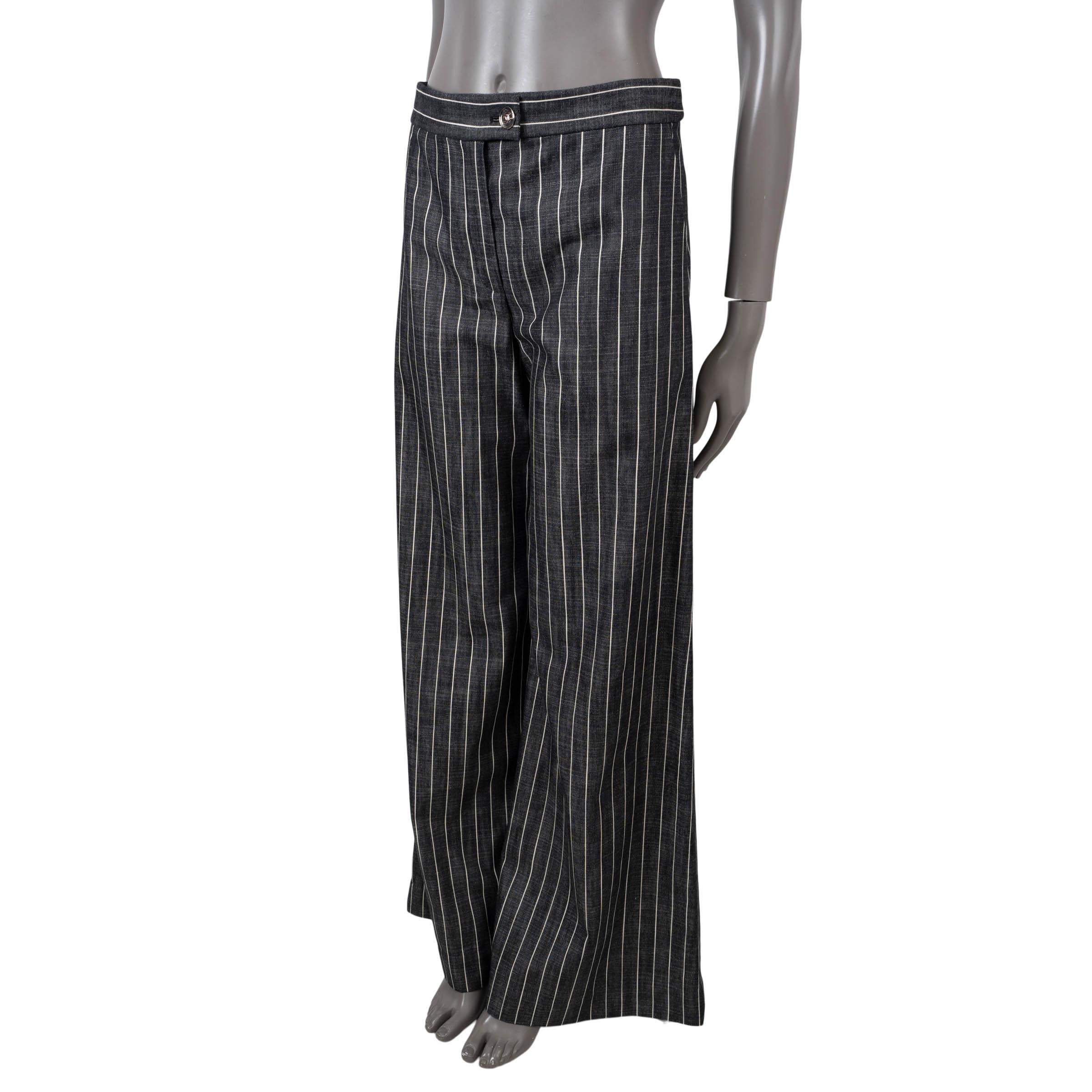 100% authentic Chanel striped jeans in black and white denim cotton (100%). Feature wide legs and two side pockets. Cloes with a metal CC button and concealed zipper on the front. Unlined. Have been worn and are in excellent condition.

2023