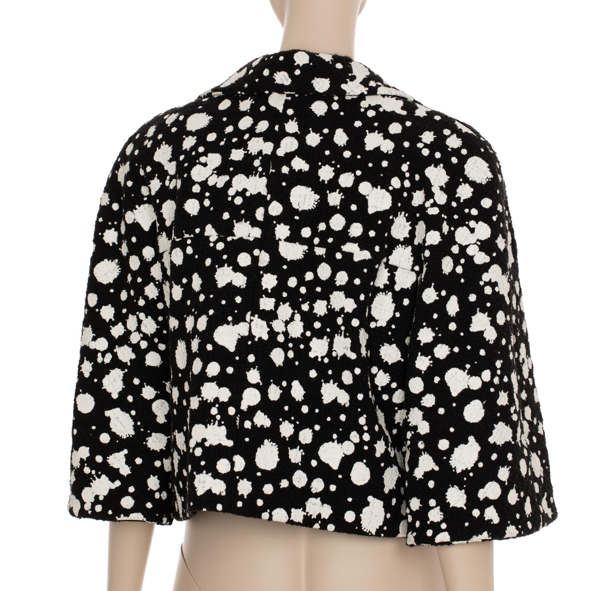 This Chanel crop jacket has a unique paint splatter effect, creating an eye-catching look. Crafted with a blend of wool and cotton, providing comfort while making a stylish statement.

Brand:

Chanel

Product:

Cropped Jacket

Size:

38